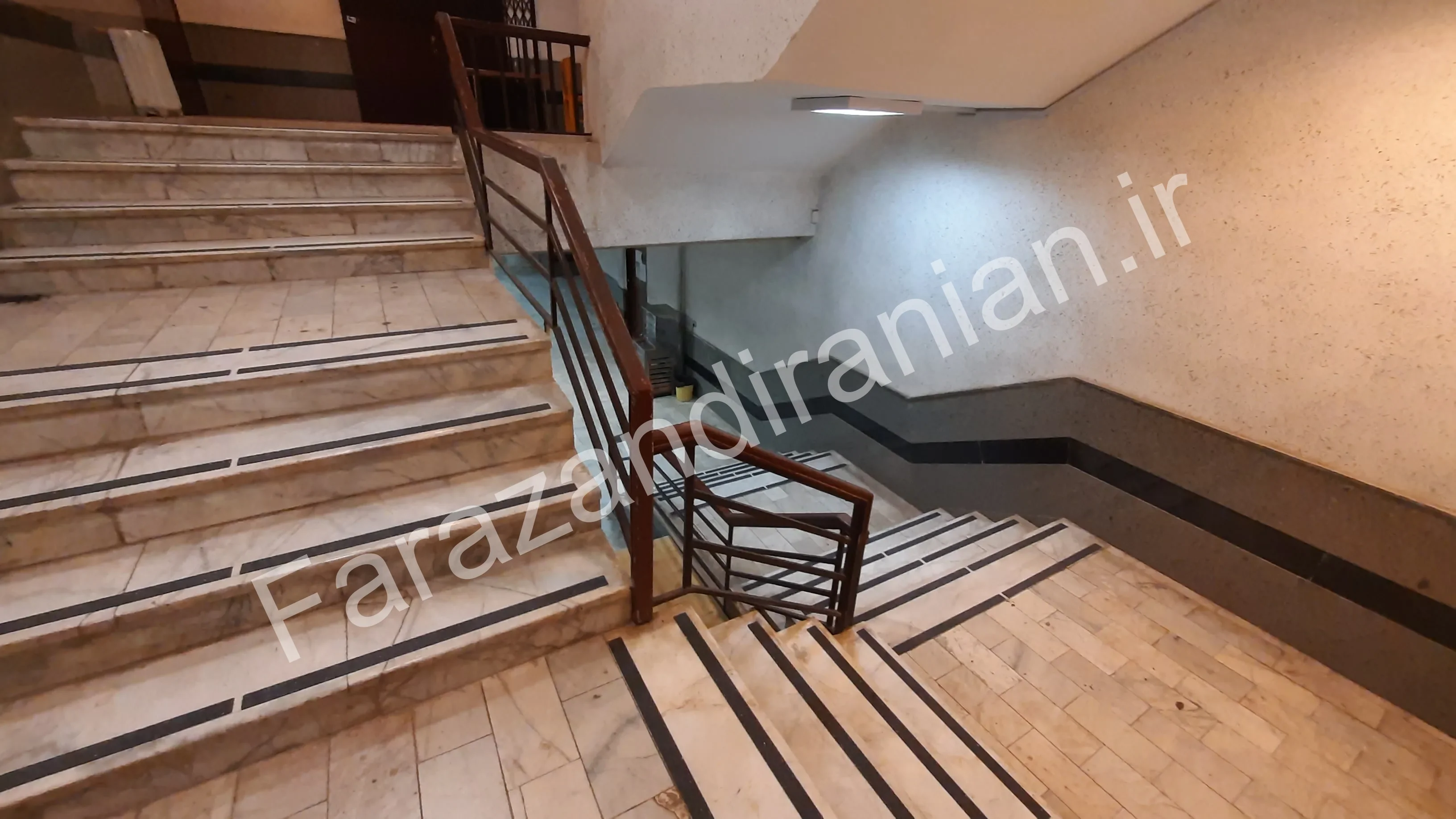 تصویر ۱۱ از اجرای نوار ضد لغزش در کتابخانه مرکزی دانشگاه آزاد کرمان