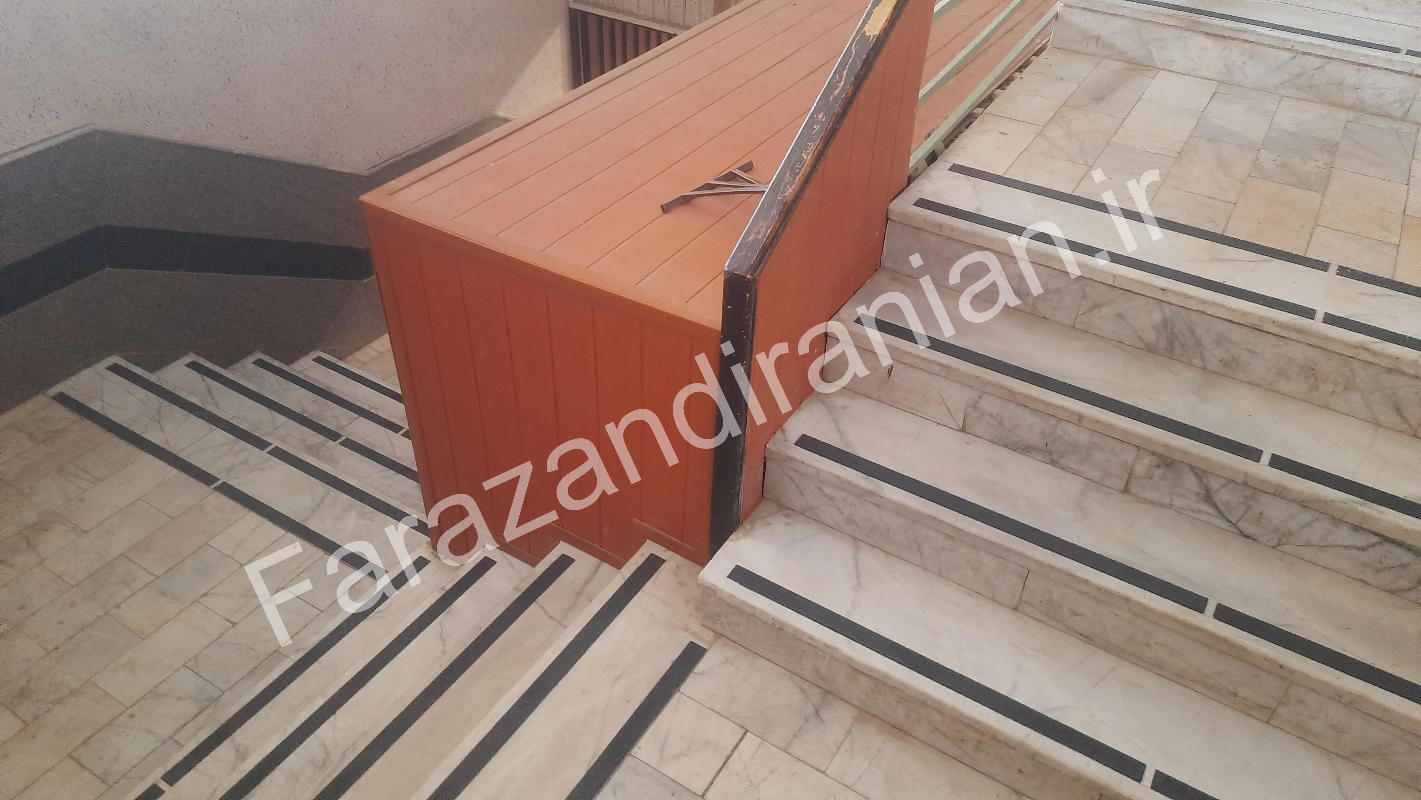 تصویر ۱۶ از اجرای نوار ضد لغزش در کتابخانه مرکزی دانشگاه آزاد کرمان