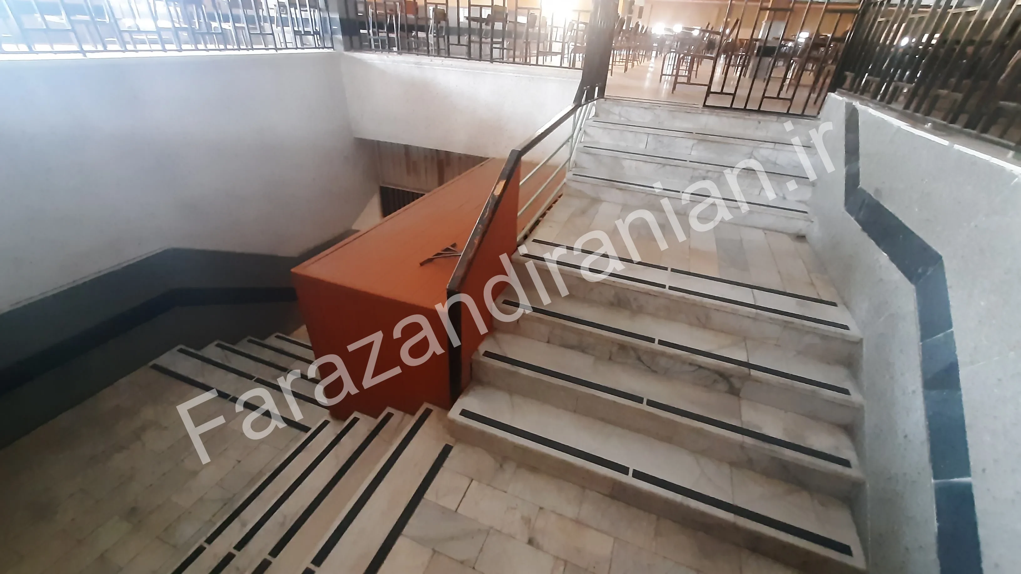 تصویر ۱۷ از اجرای نوار ضد لغزش در کتابخانه مرکزی دانشگاه آزاد کرمان