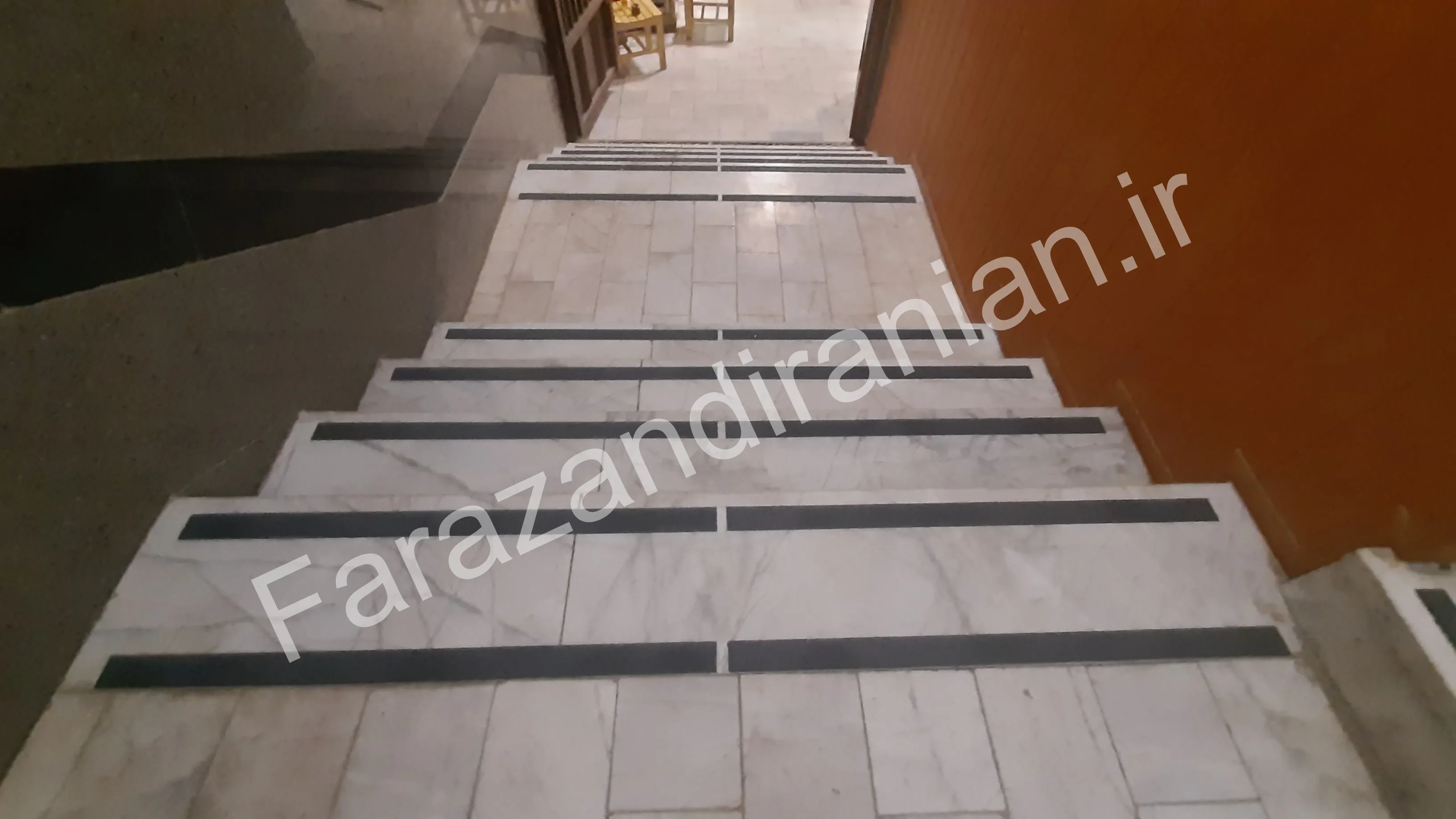 تصویر ۱۹ از اجرای نوار ضد لغزش در کتابخانه مرکزی دانشگاه آزاد کرمان
