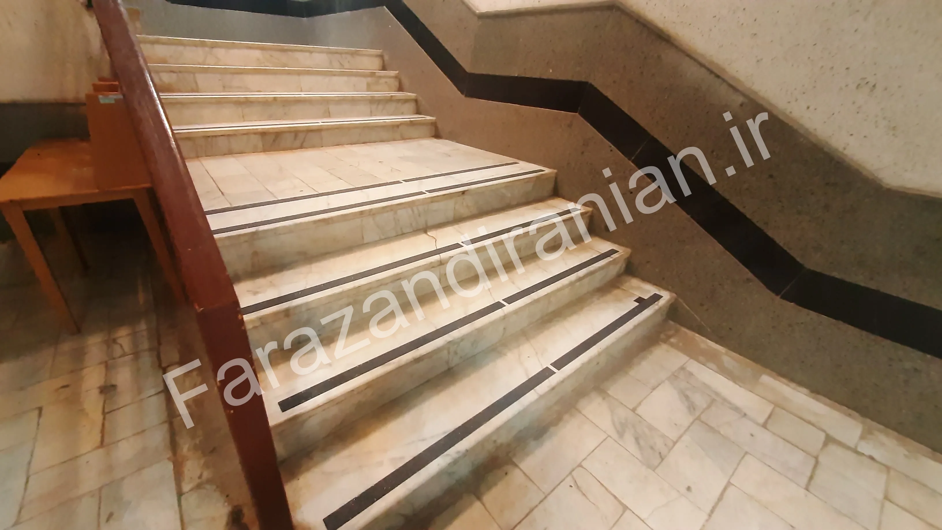 تصویر ۲۰ از اجرای نوار ضد لغزش در کتابخانه مرکزی دانشگاه آزاد کرمان