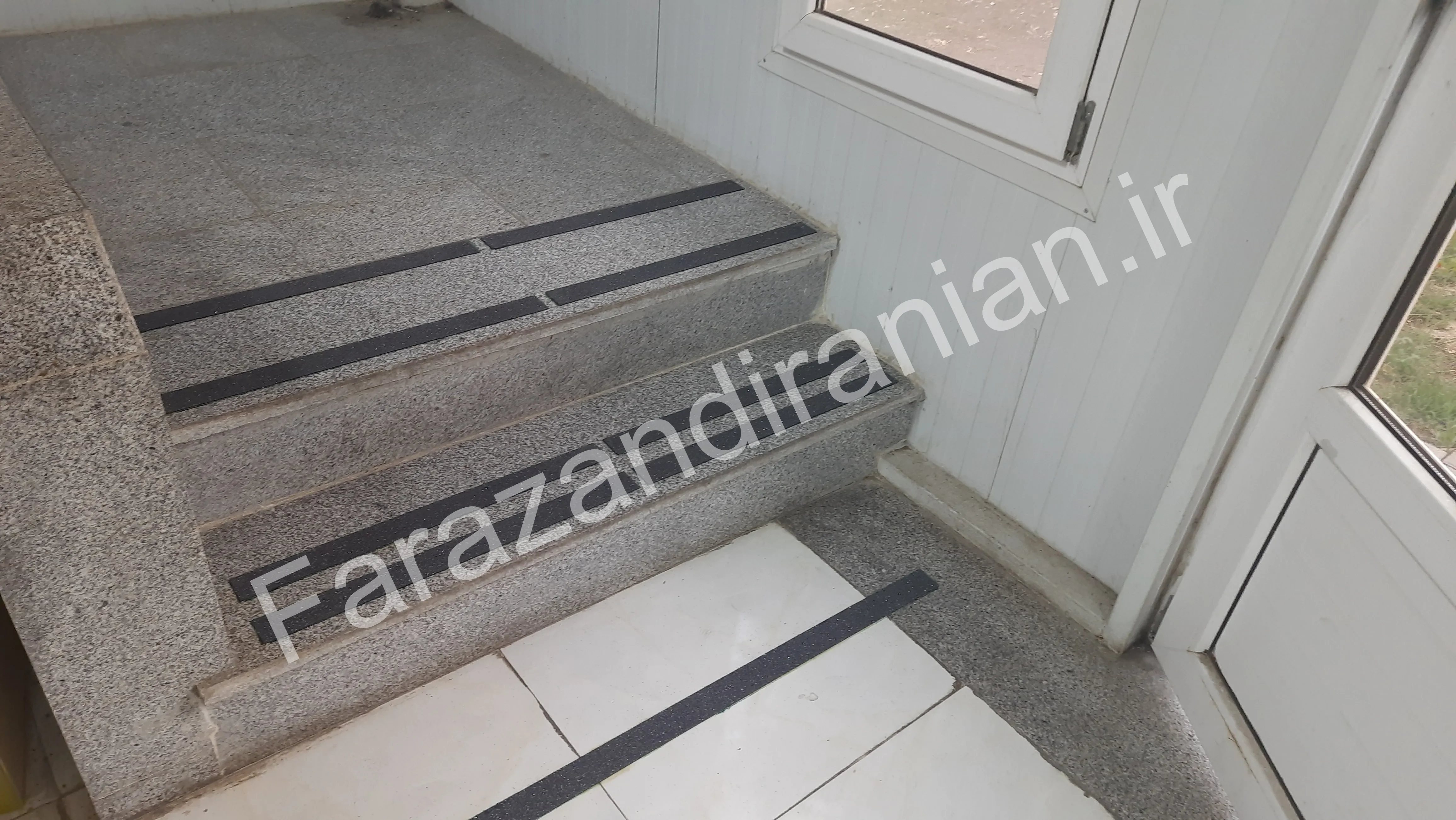 تصویر ۷ از اجرای نوار ضد لغزش در دانشکده پرستاری شاهین‌فر دانشگاه آزاد