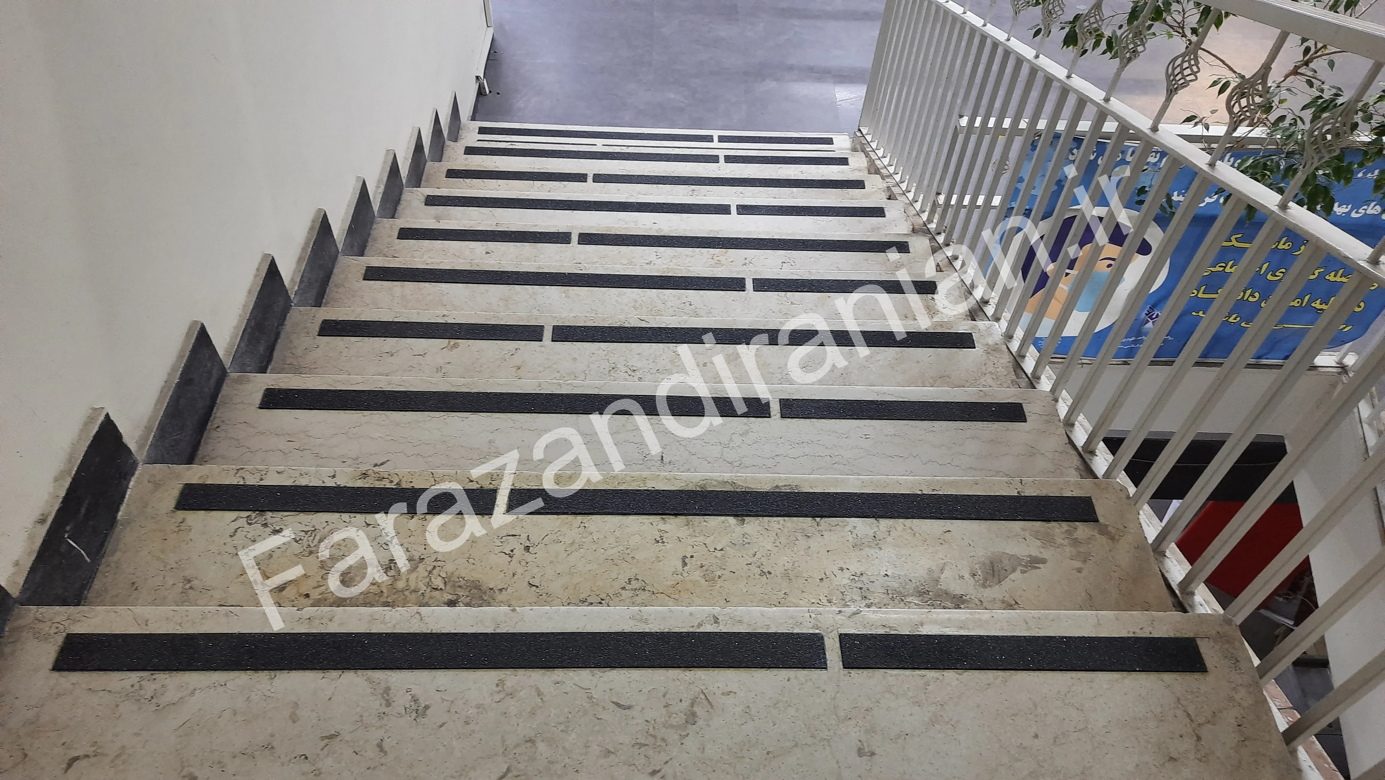 تصویر ۱۴ از اجرای نوار ضد لغزش در دانشکده پرستاری شاهین‌فر دانشگاه آزاد