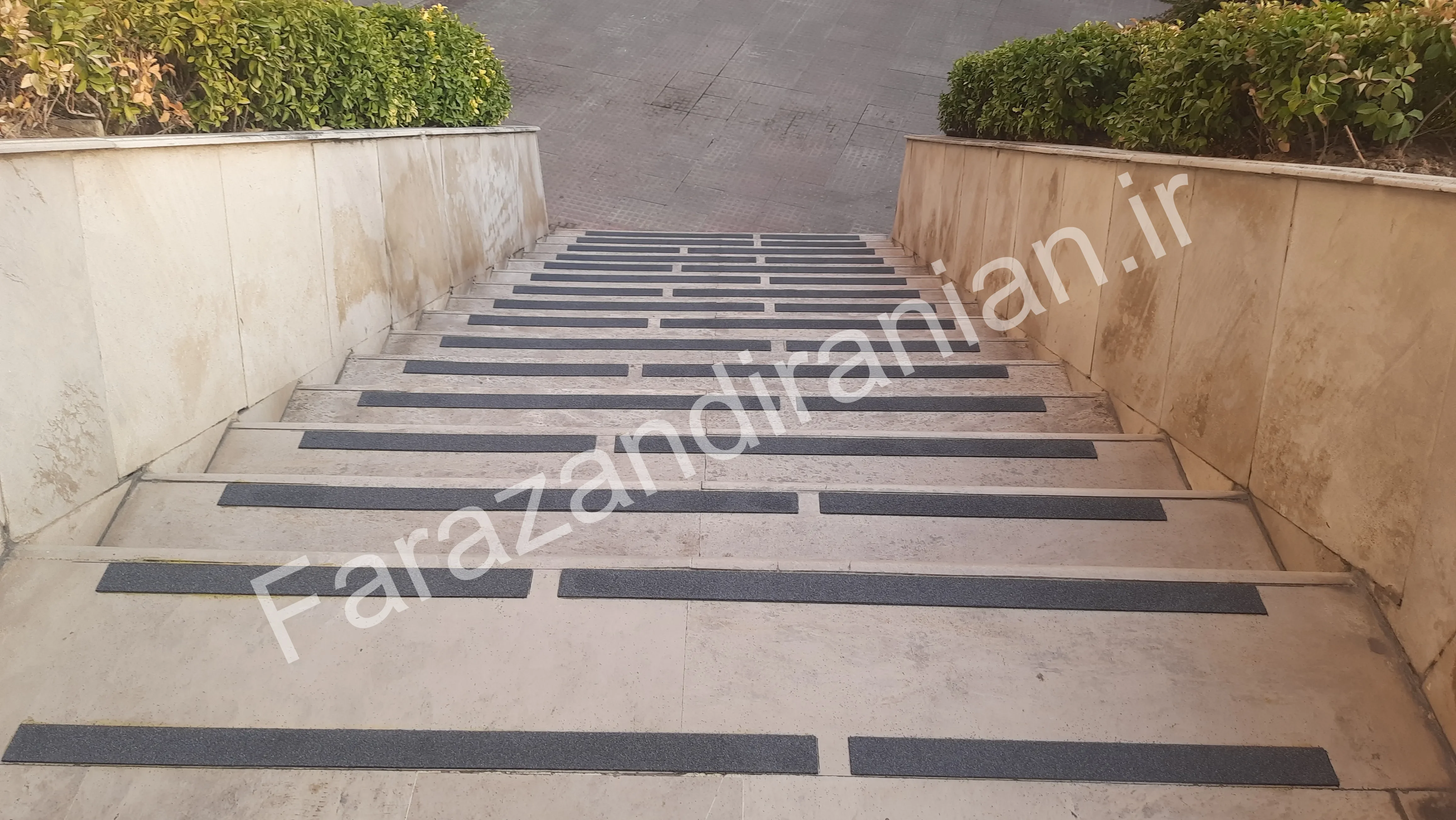 تصویر ۵ از اجرای نوار ضد لغزش در شهرداری بابل