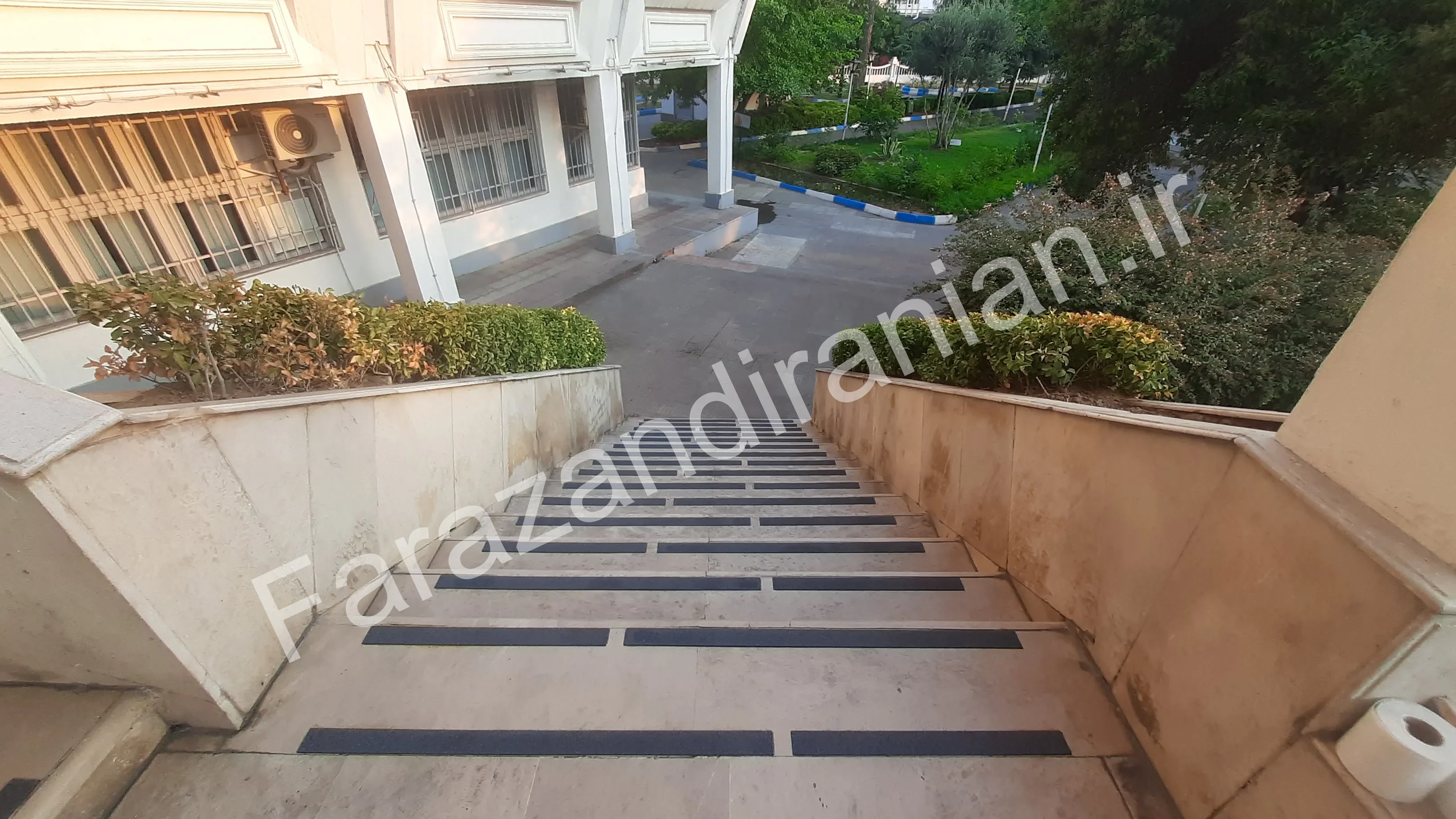 تصویر ۶ از اجرای نوار ضد لغزش در شهرداری بابل