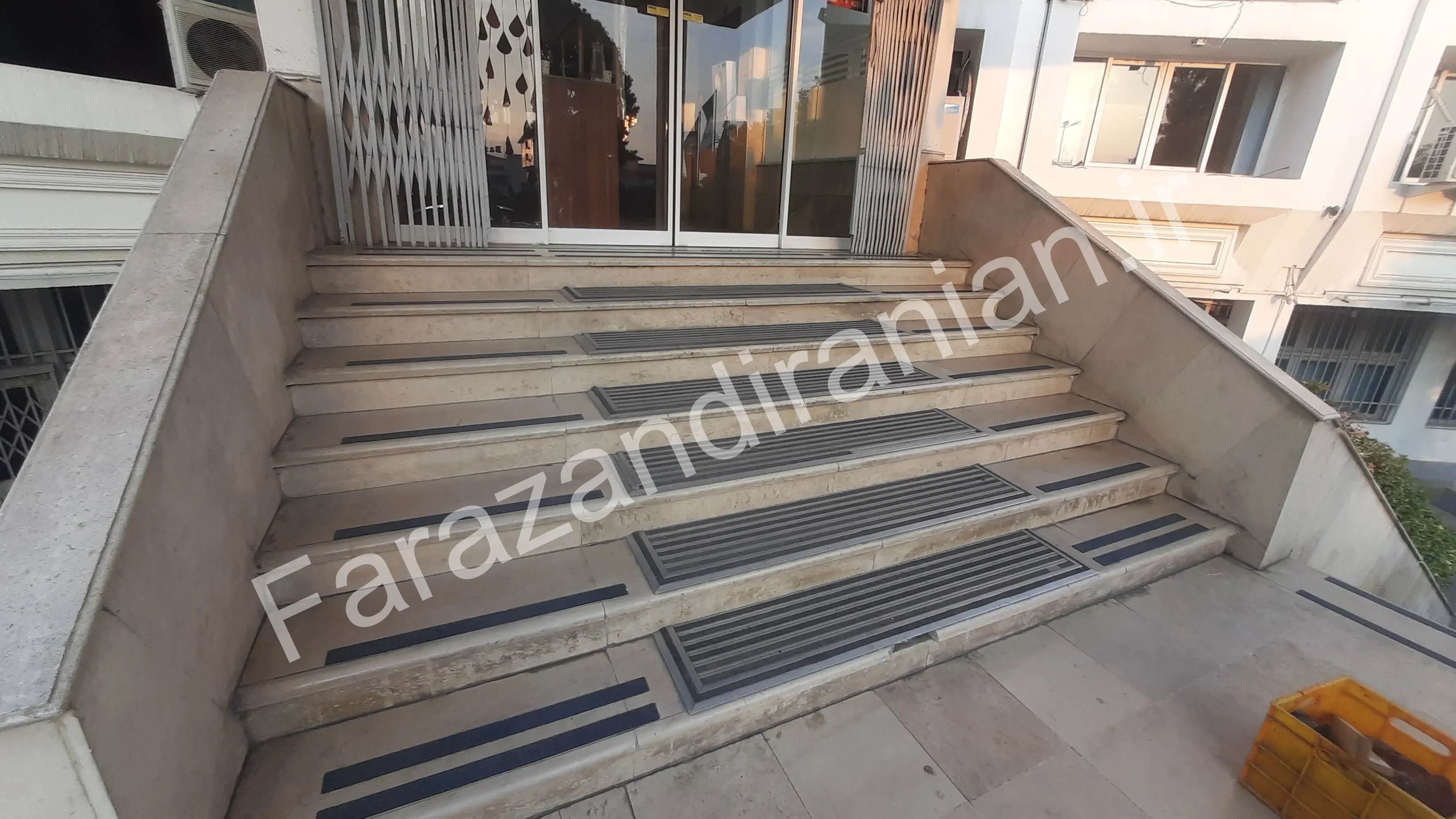تصویر ۷ از اجرای نوار ضد لغزش در شهرداری بابل