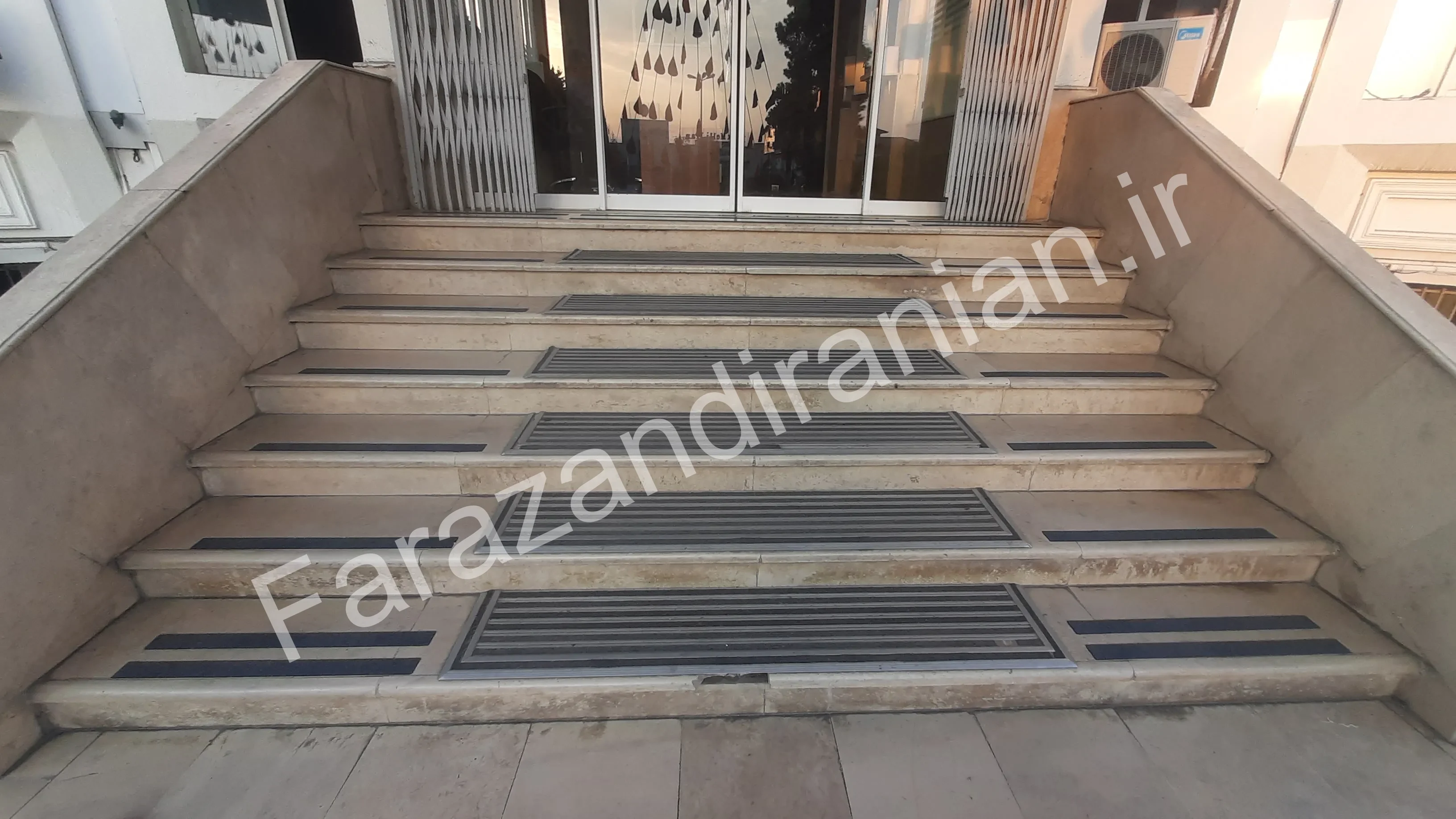 تصویر ۸ از اجرای نوار ضد لغزش در شهرداری بابل