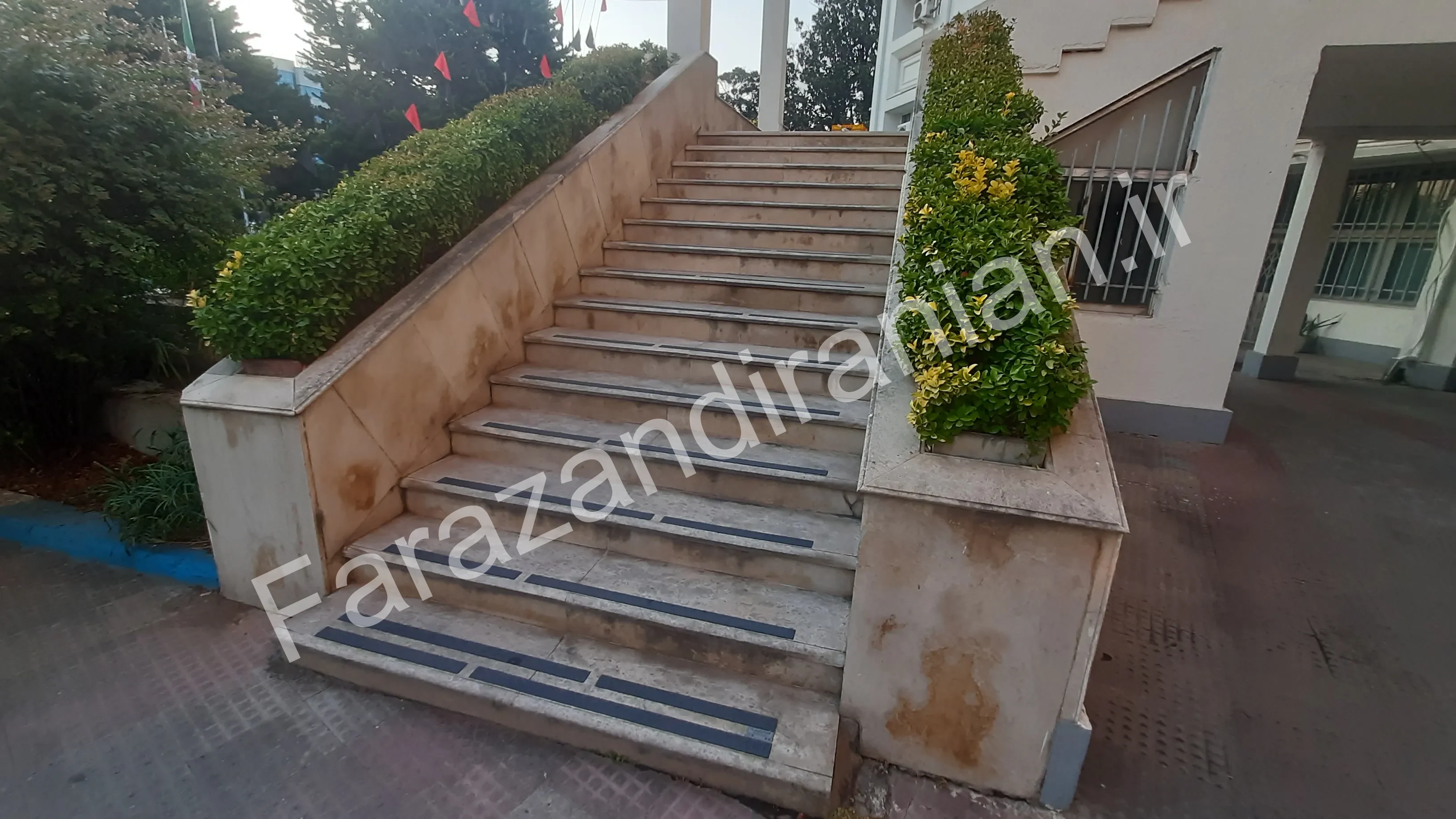 تصویر ۹ از اجرای نوار ضد لغزش در شهرداری بابل