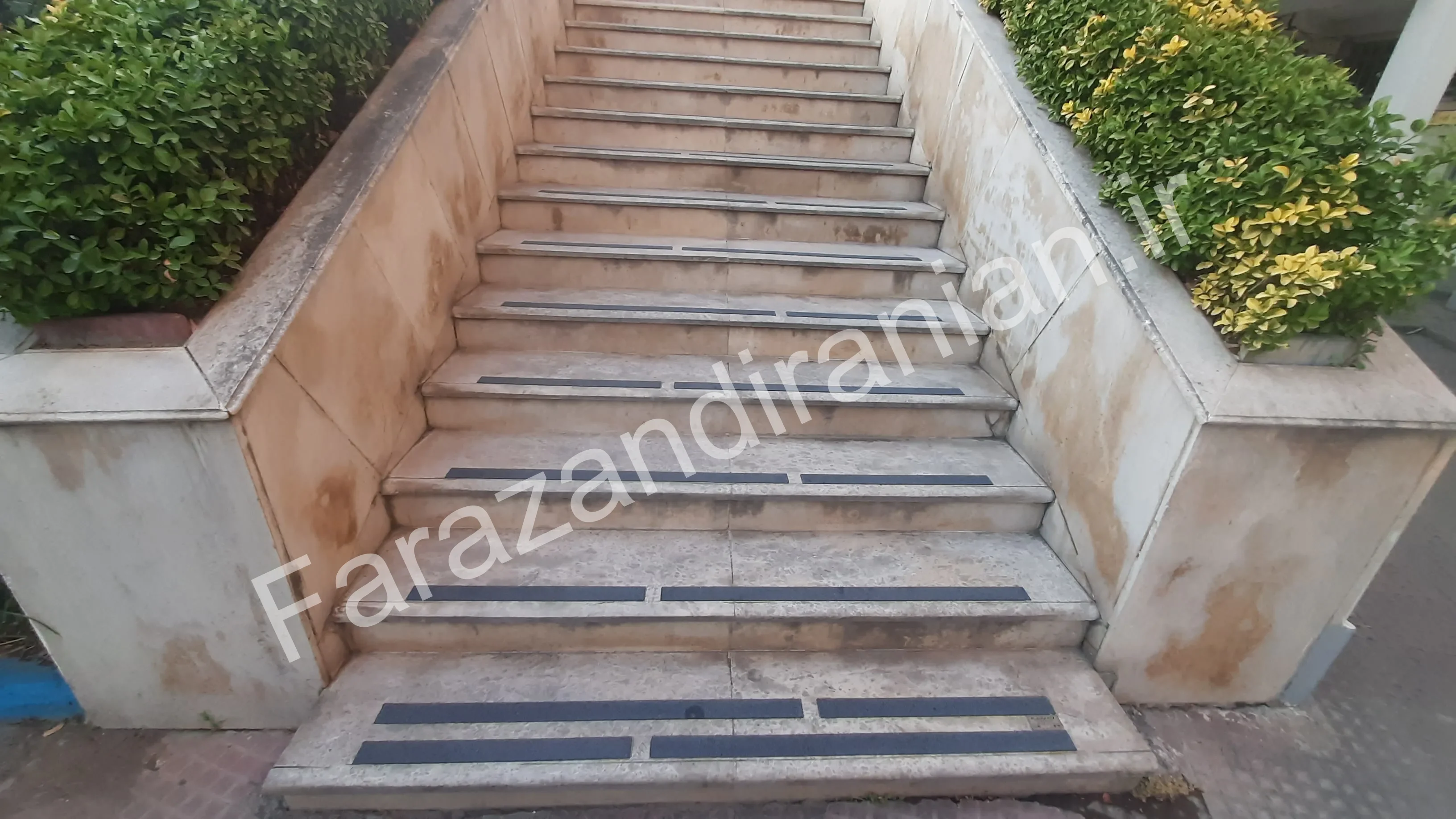 تصویر ۱۰ از اجرای نوار ضد لغزش در شهرداری بابل