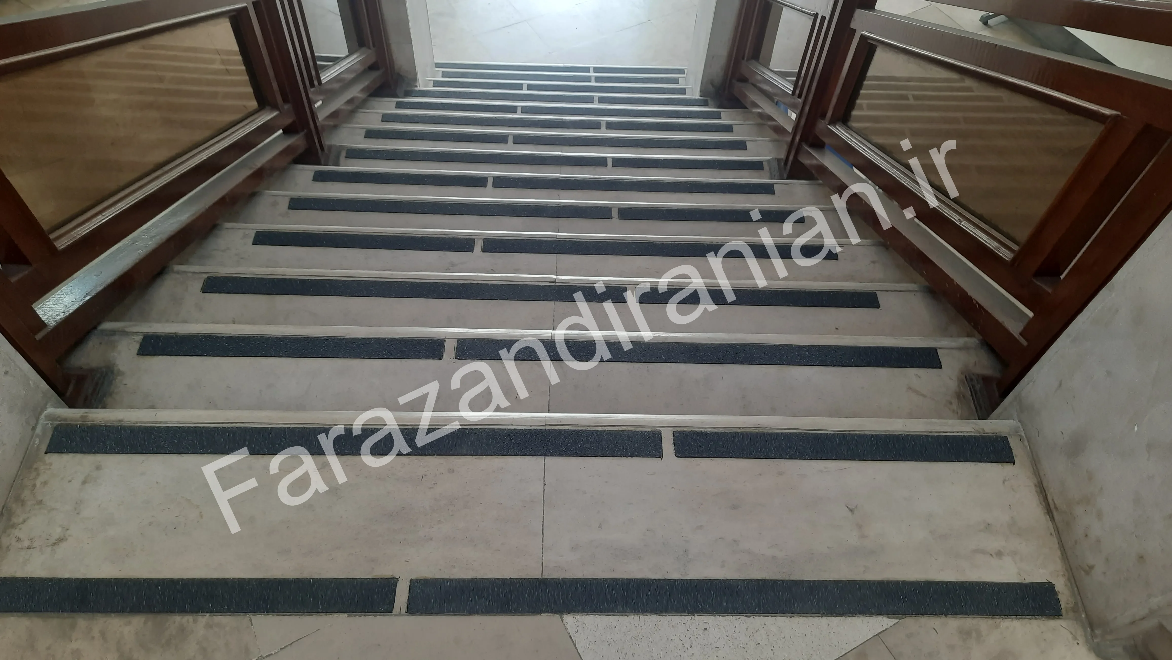 تصویر ۱۲ از اجرای نوار ضد لغزش در شهرداری بابل