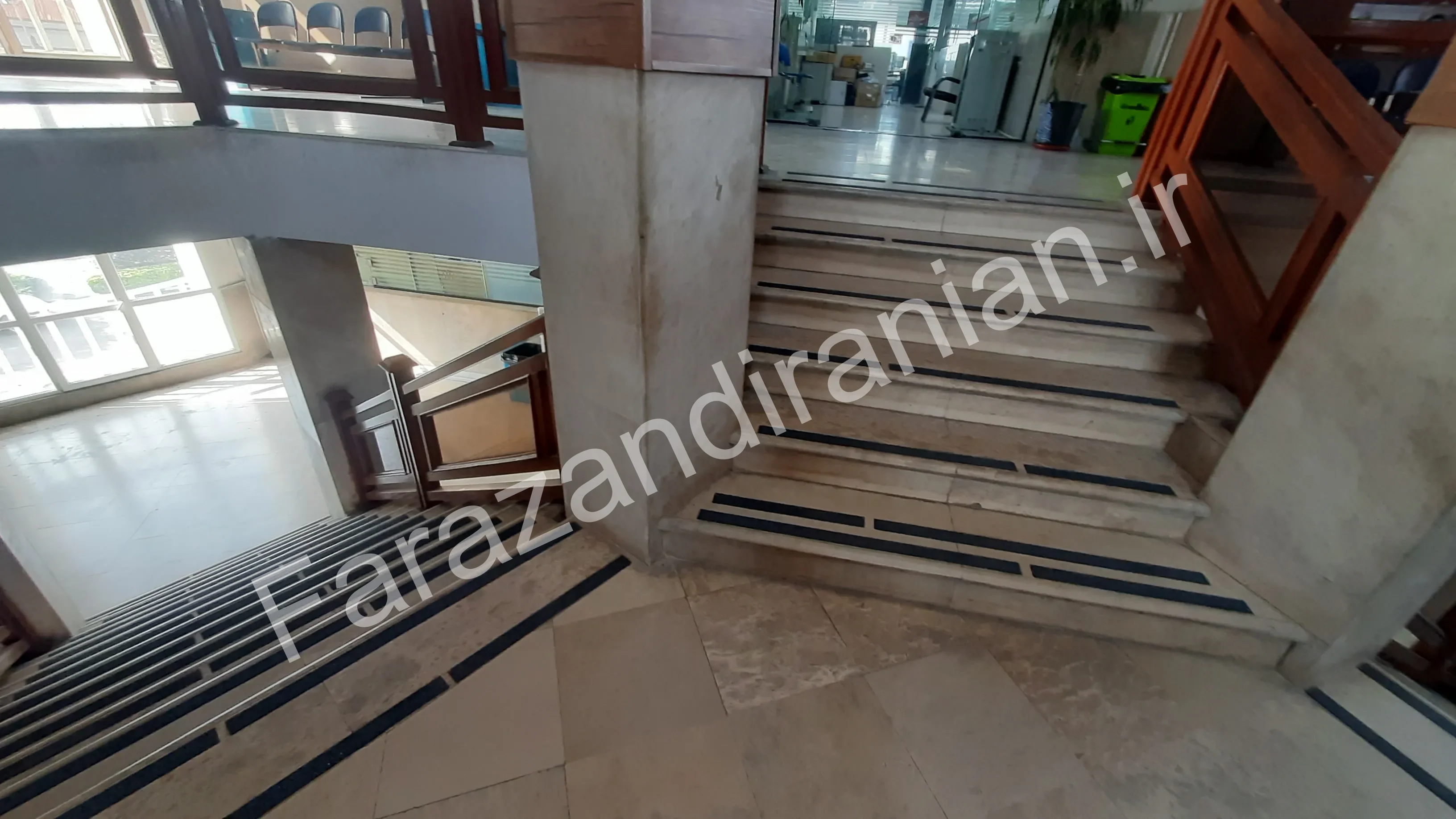 تصویر ۱۳ از اجرای نوار ضد لغزش در شهرداری بابل
