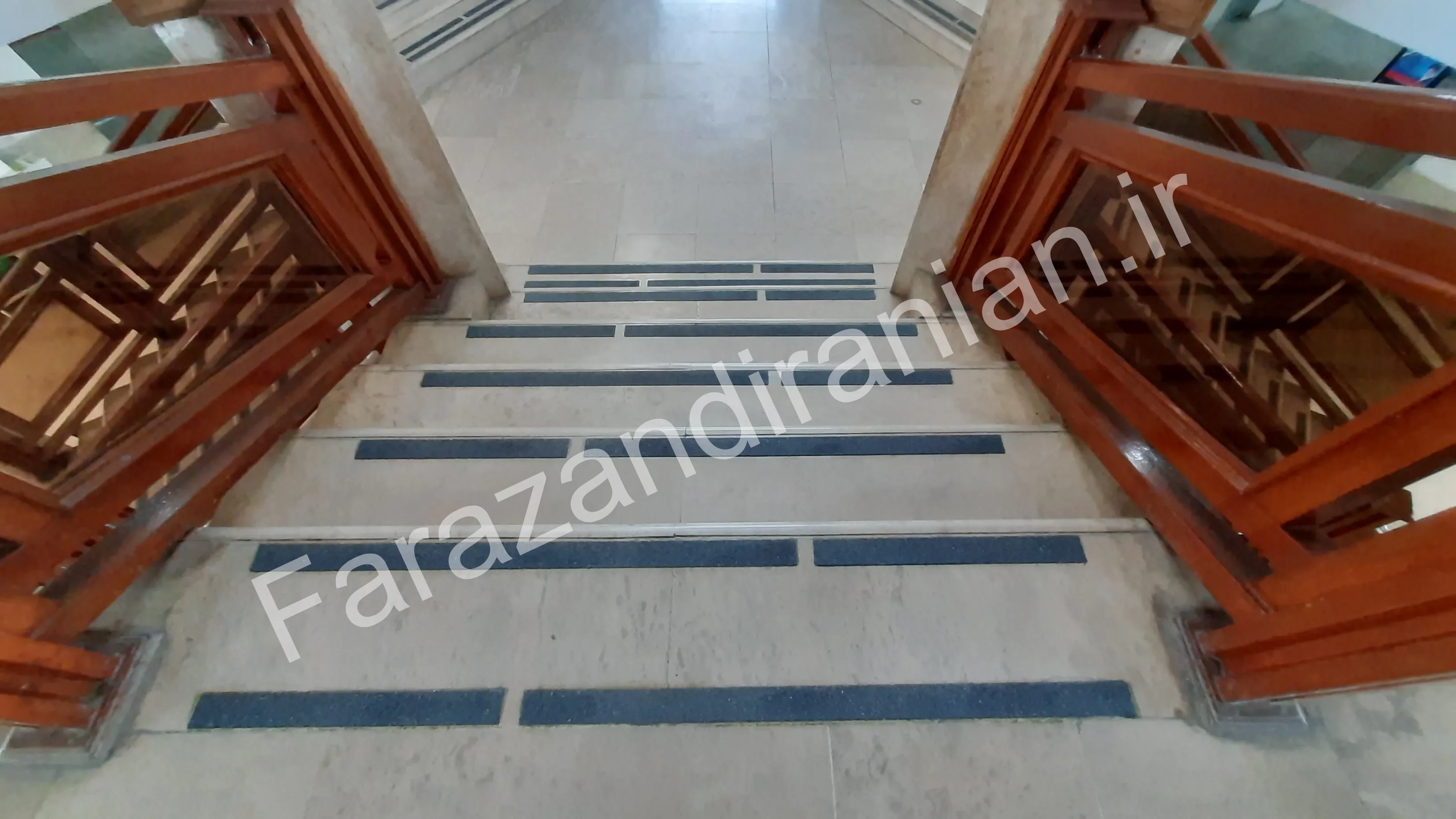 تصویر ۱۵ از اجرای نوار ضد لغزش در شهرداری بابل