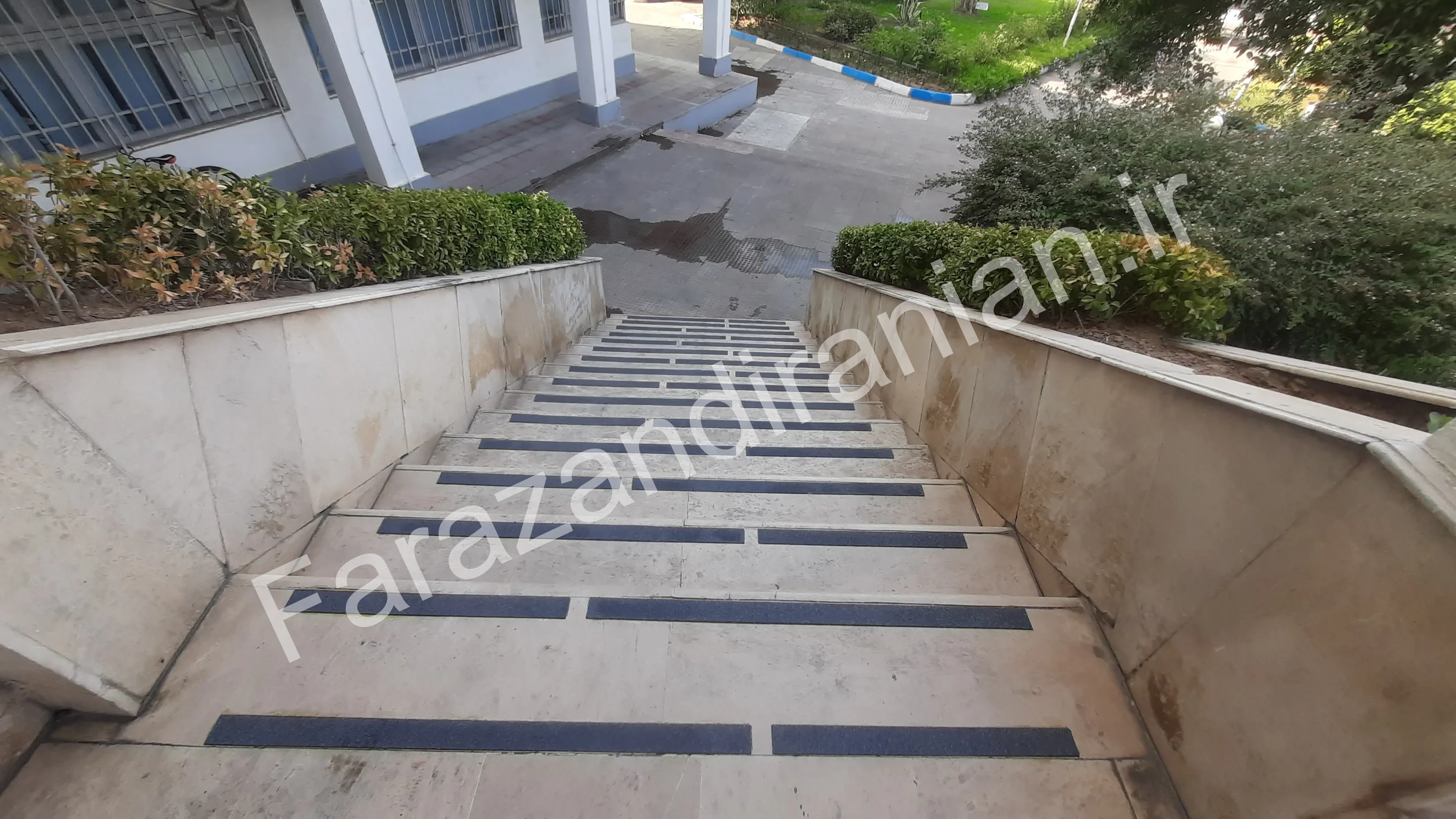 تصویر ۱۸ از اجرای نوار ضد لغزش در شهرداری بابل