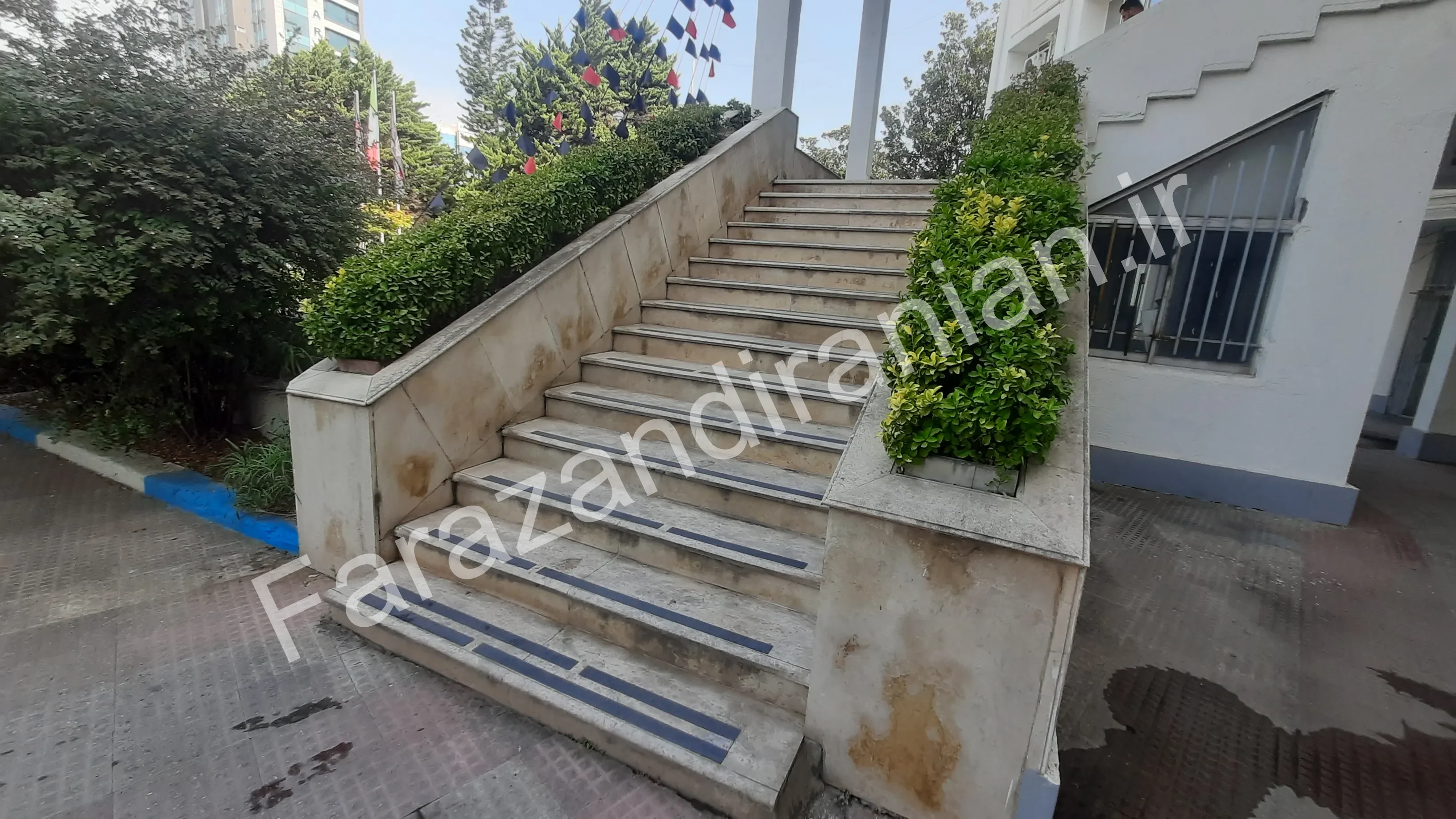 تصویر ۱۹ از اجرای نوار ضد لغزش در شهرداری بابل