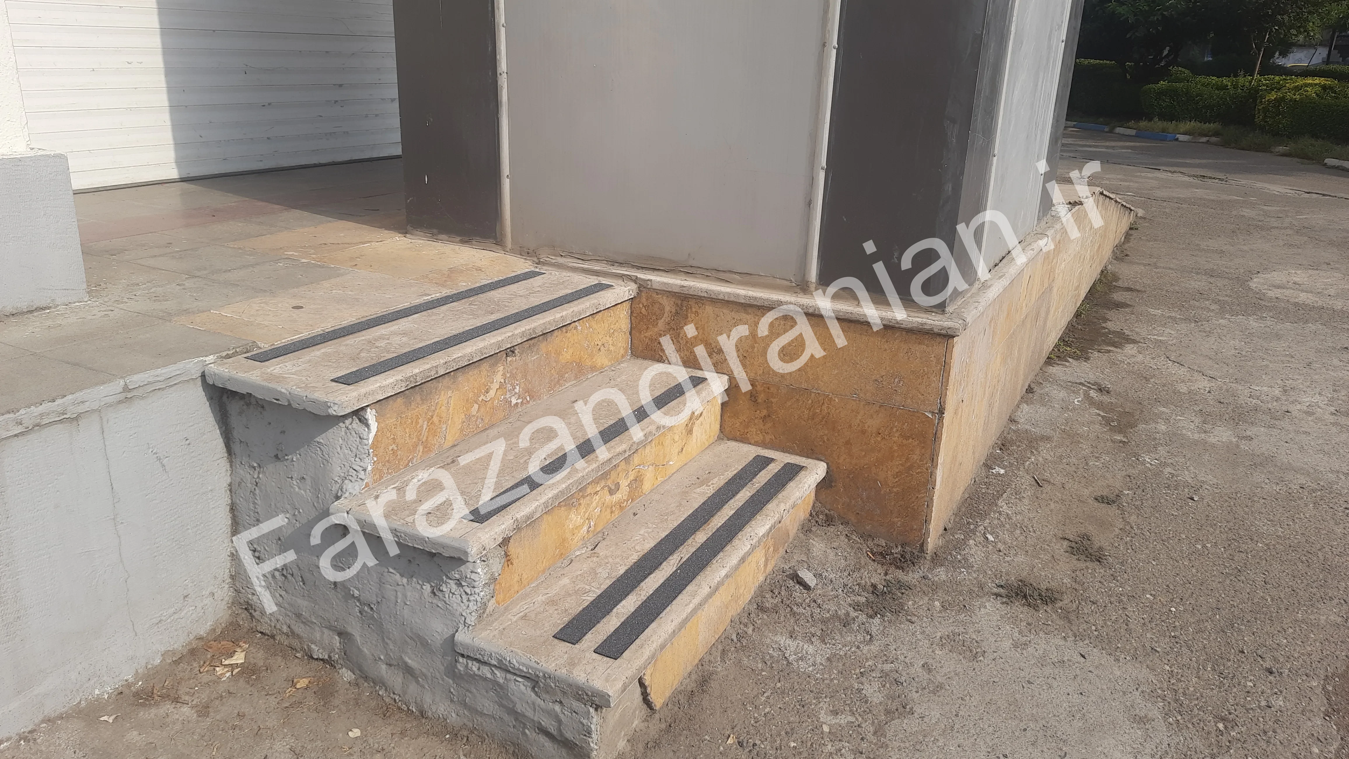 تصویر ۲۱ از اجرای نوار ضد لغزش در شهرداری بابل