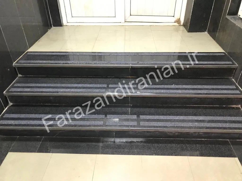 تصویر ۲ از اجرای نوار ضد لغزش در کارخانه فولاد بافت کرمان