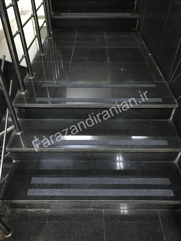 تصویر ۳ از اجرای نوار ضد لغزش در کارخانه فولاد بافت کرمان