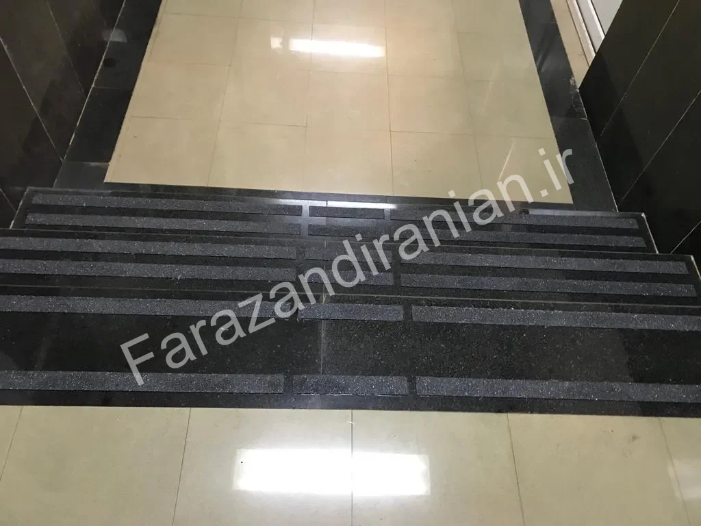 تصویر ۴ از اجرای نوار ضد لغزش در کارخانه فولاد بافت کرمان