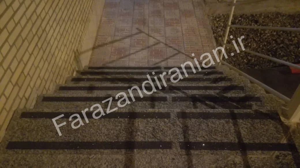 تصویر ۱۰ از اجرای نوار ضد لغزش در کارخانه فولاد بافت کرمان