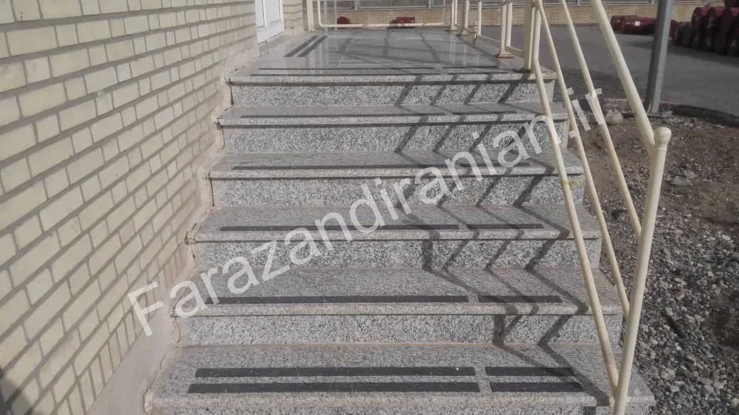 تصویر ۱۳ از اجرای نوار ضد لغزش در کارخانه فولاد بافت کرمان
