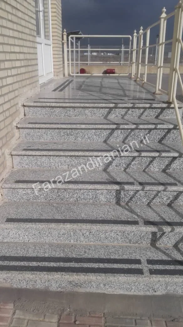 تصویر ۱۴ از اجرای نوار ضد لغزش در کارخانه فولاد بافت کرمان