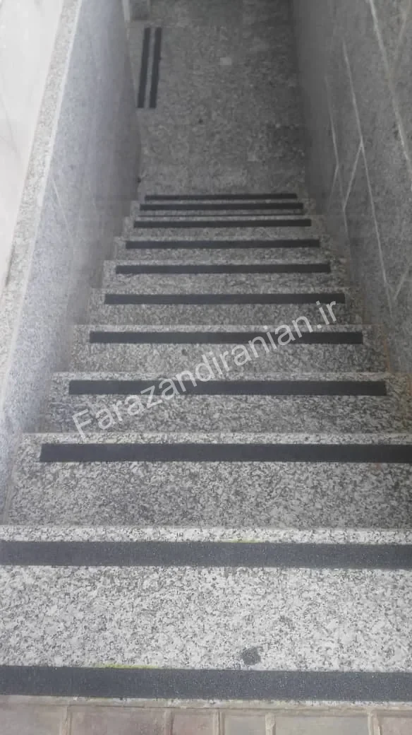 تصویر ۱۵ از اجرای نوار ضد لغزش در کارخانه فولاد بافت کرمان