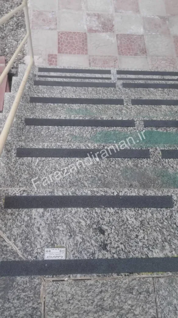 تصویر ۱۶ از اجرای نوار ضد لغزش در کارخانه فولاد بافت کرمان