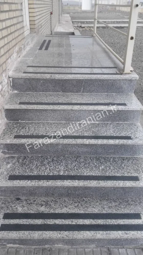 تصویر ۱۷ از اجرای نوار ضد لغزش در کارخانه فولاد بافت کرمان