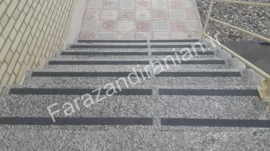 تصویر ۱۸ از اجرای نوار ضد لغزش در کارخانه فولاد بافت کرمان