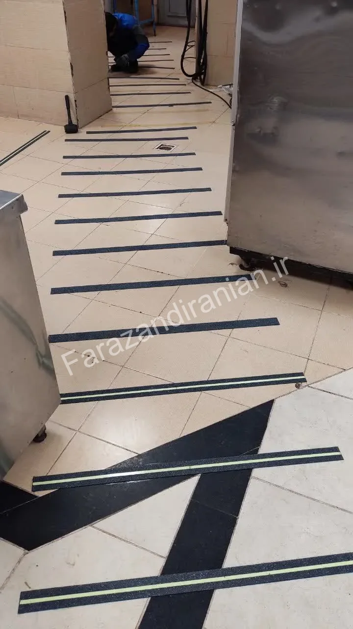 تصویر ۲۳ از اجرای نوار ضد لغزش در کارخانه فولاد بافت کرمان