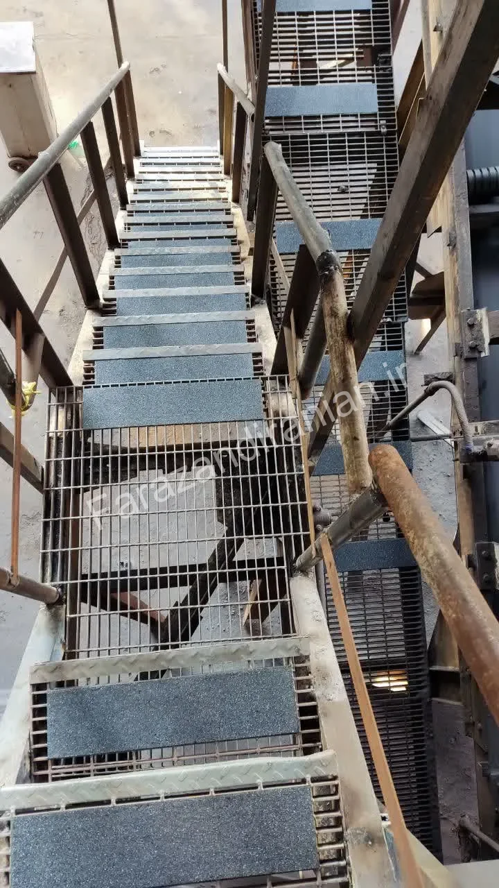 تصویر ۲۸ از اجرای نوار ضد لغزش در کارخانه فولاد بافت کرمان