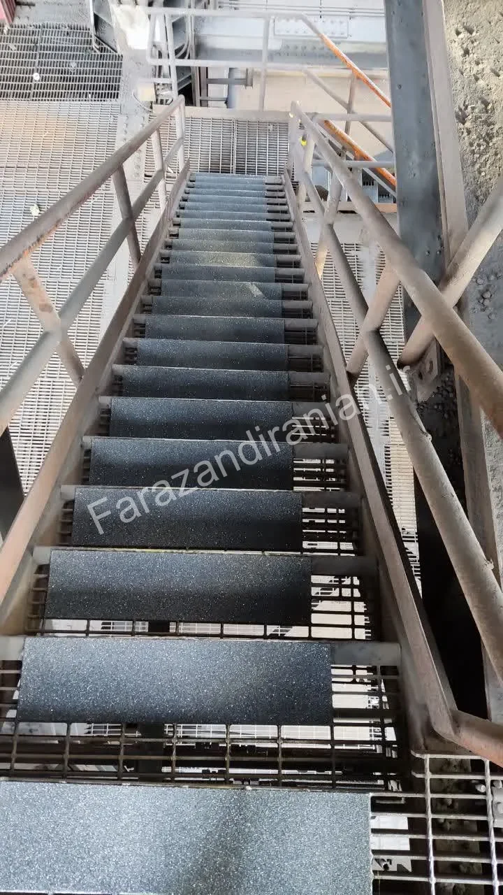 تصویر ۳۰ از اجرای نوار ضد لغزش در کارخانه فولاد بافت کرمان
