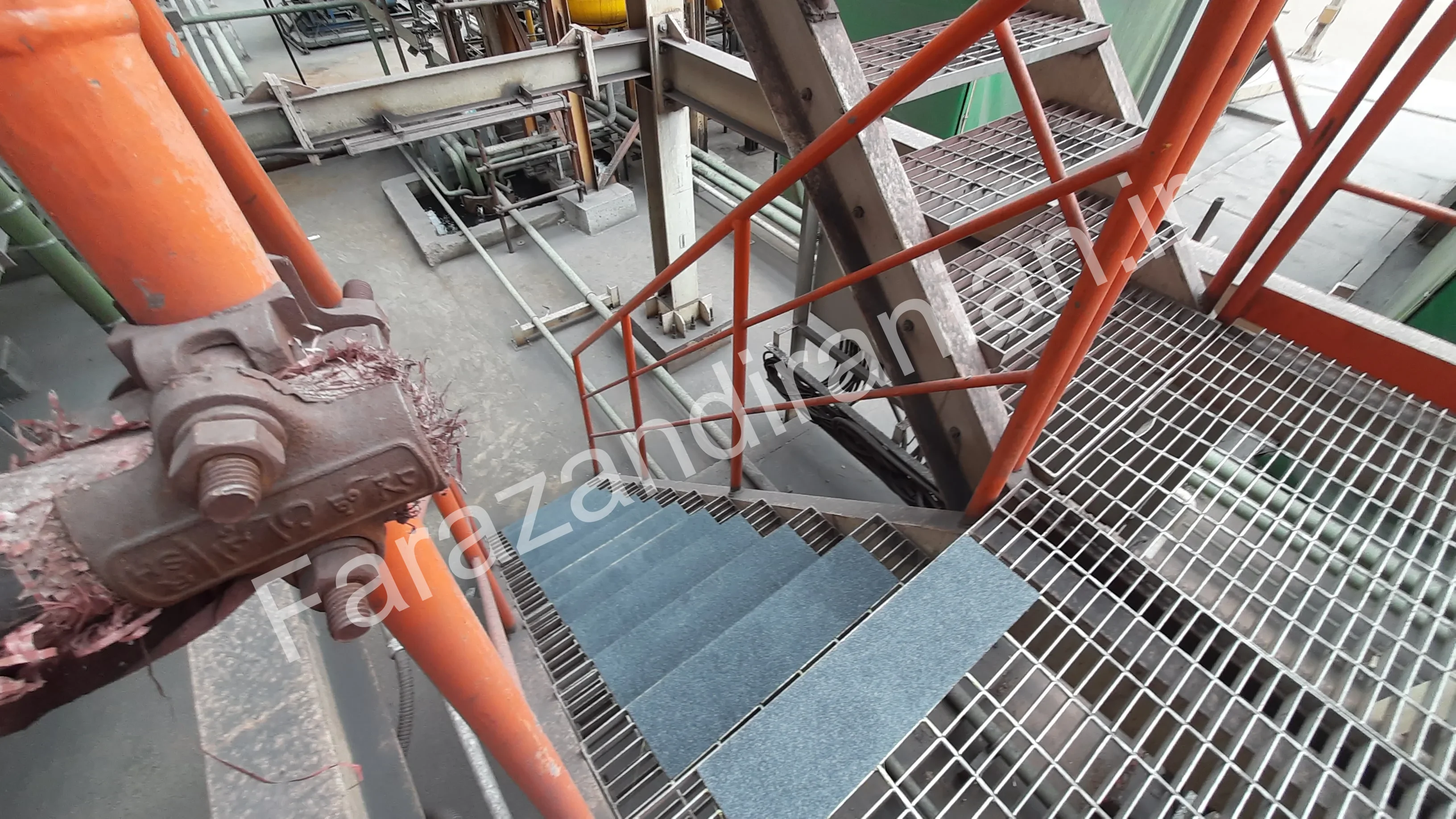 تصویر ۳۳ از اجرای نوار ضد لغزش در کارخانه فولاد بافت کرمان