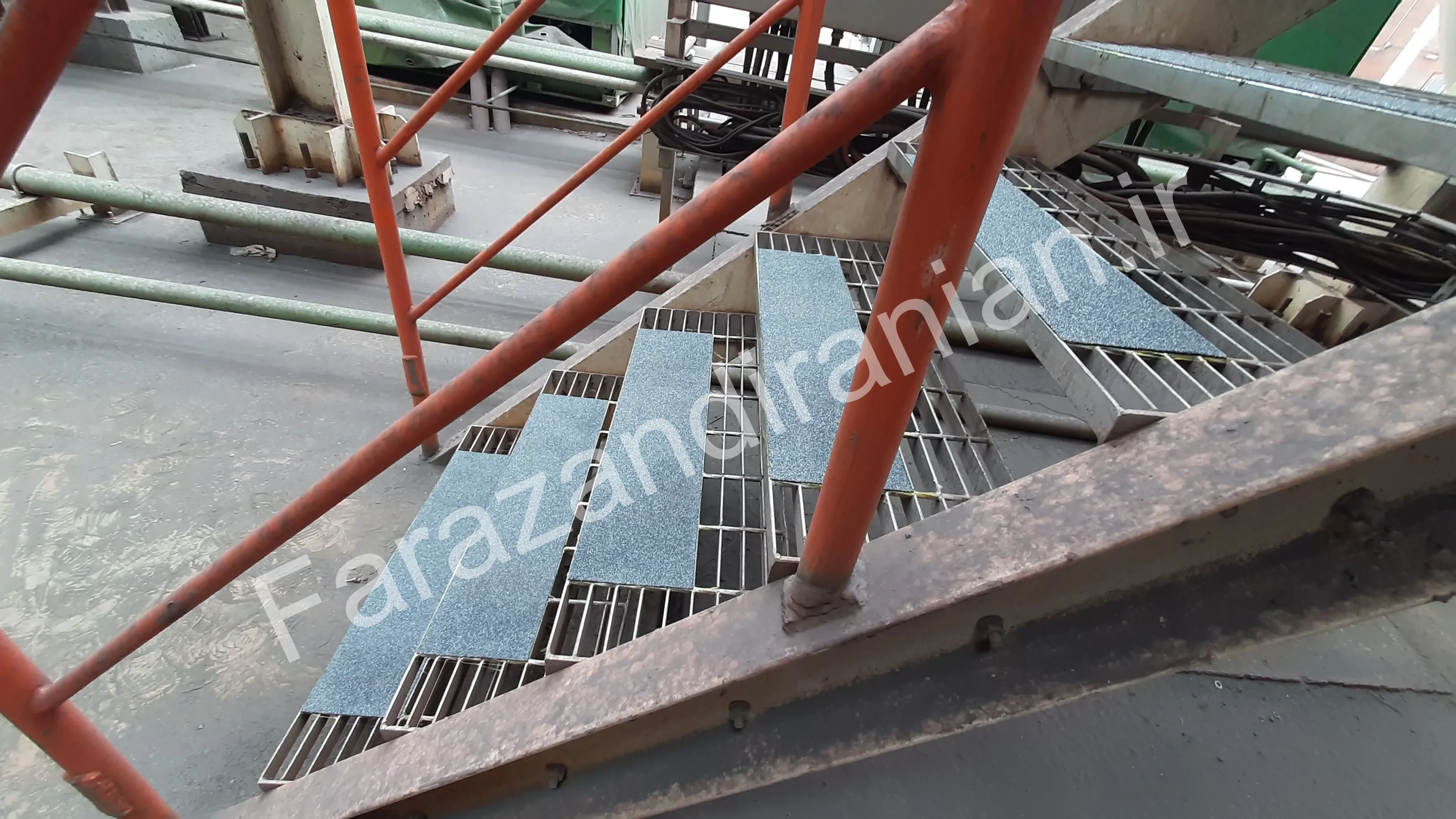تصویر ۳۴ از اجرای نوار ضد لغزش در کارخانه فولاد بافت کرمان