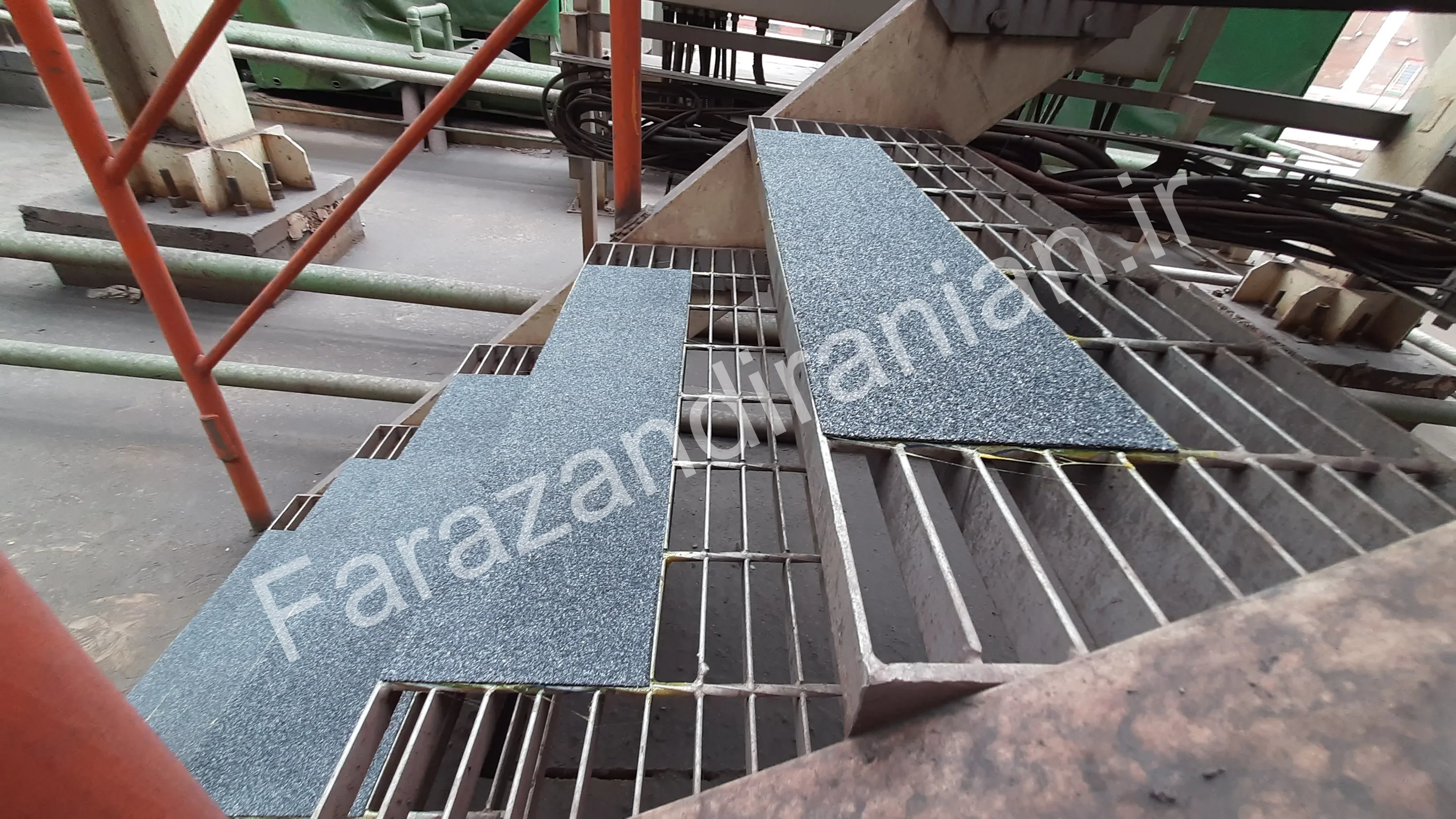 تصویر ۳۵ از اجرای نوار ضد لغزش در کارخانه فولاد بافت کرمان