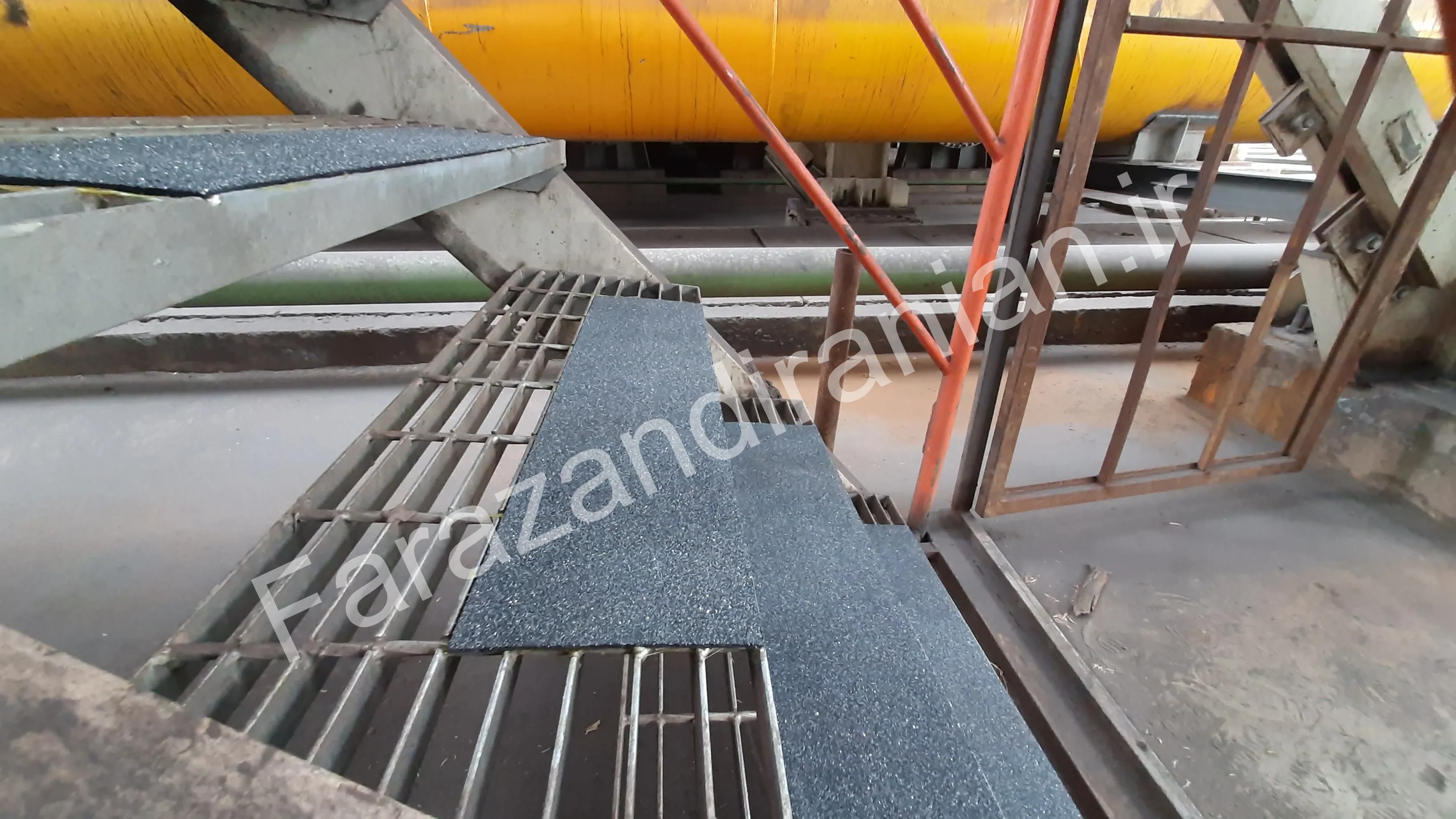 تصویر ۳۶ از اجرای نوار ضد لغزش در کارخانه فولاد بافت کرمان