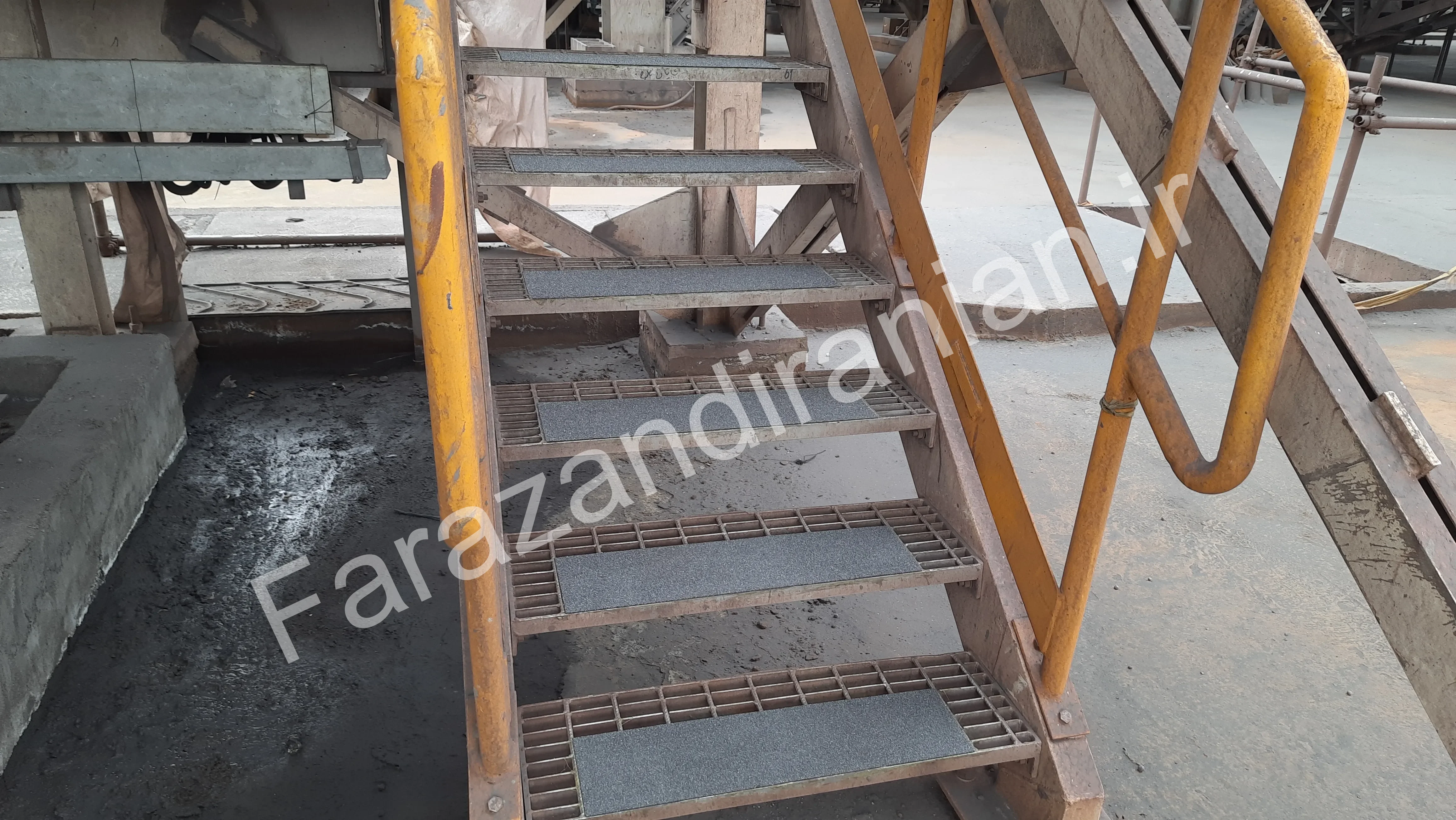 تصویر ۳۷ از اجرای نوار ضد لغزش در کارخانه فولاد بافت کرمان