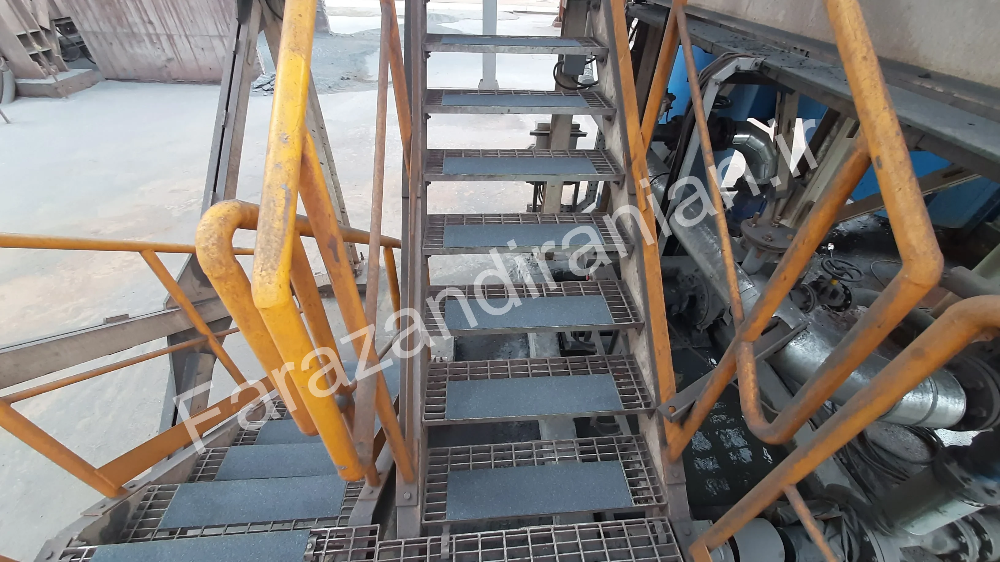 تصویر ۳۸ از اجرای نوار ضد لغزش در کارخانه فولاد بافت کرمان
