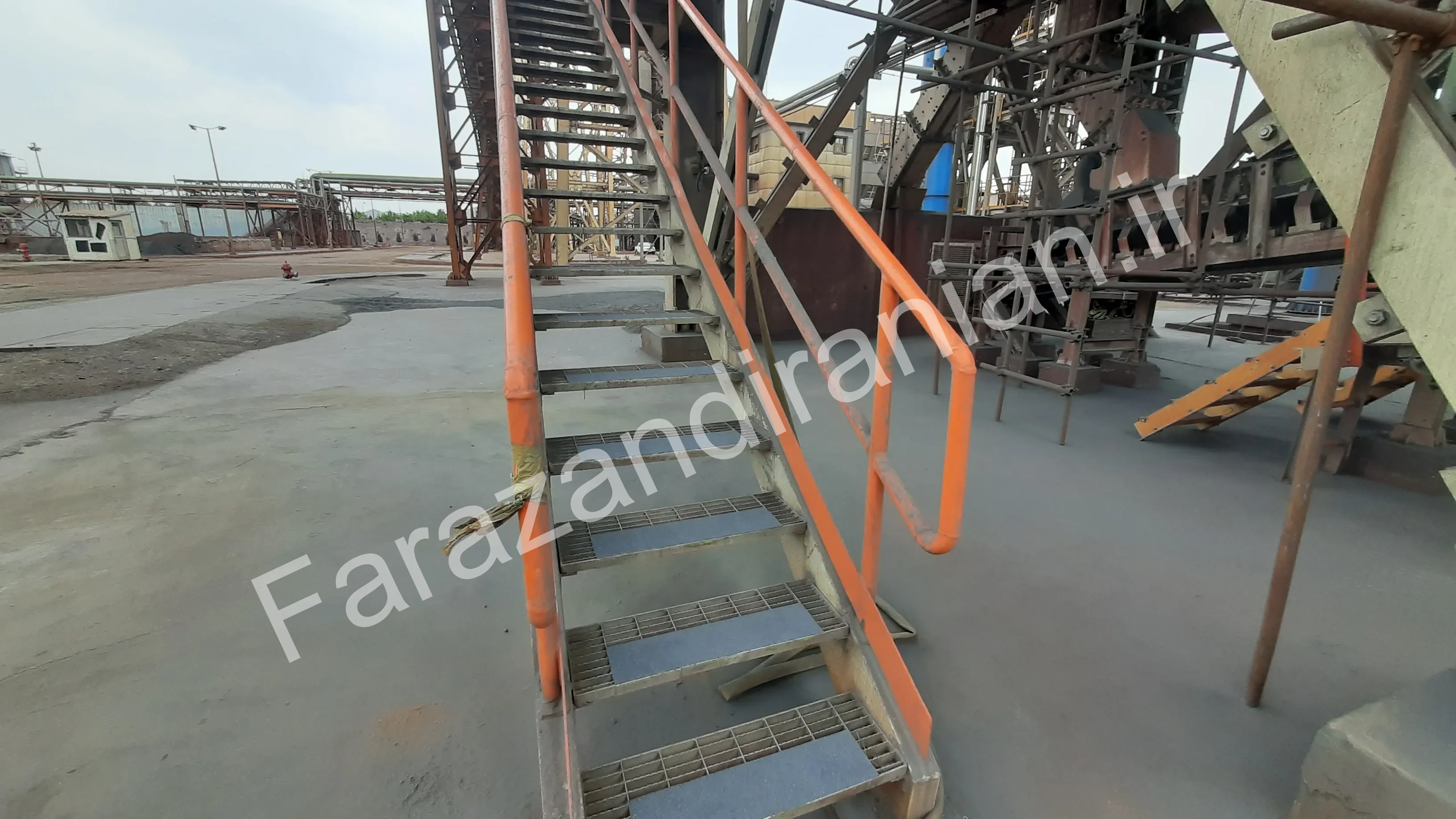 تصویر ۳۹ از اجرای نوار ضد لغزش در کارخانه فولاد بافت کرمان