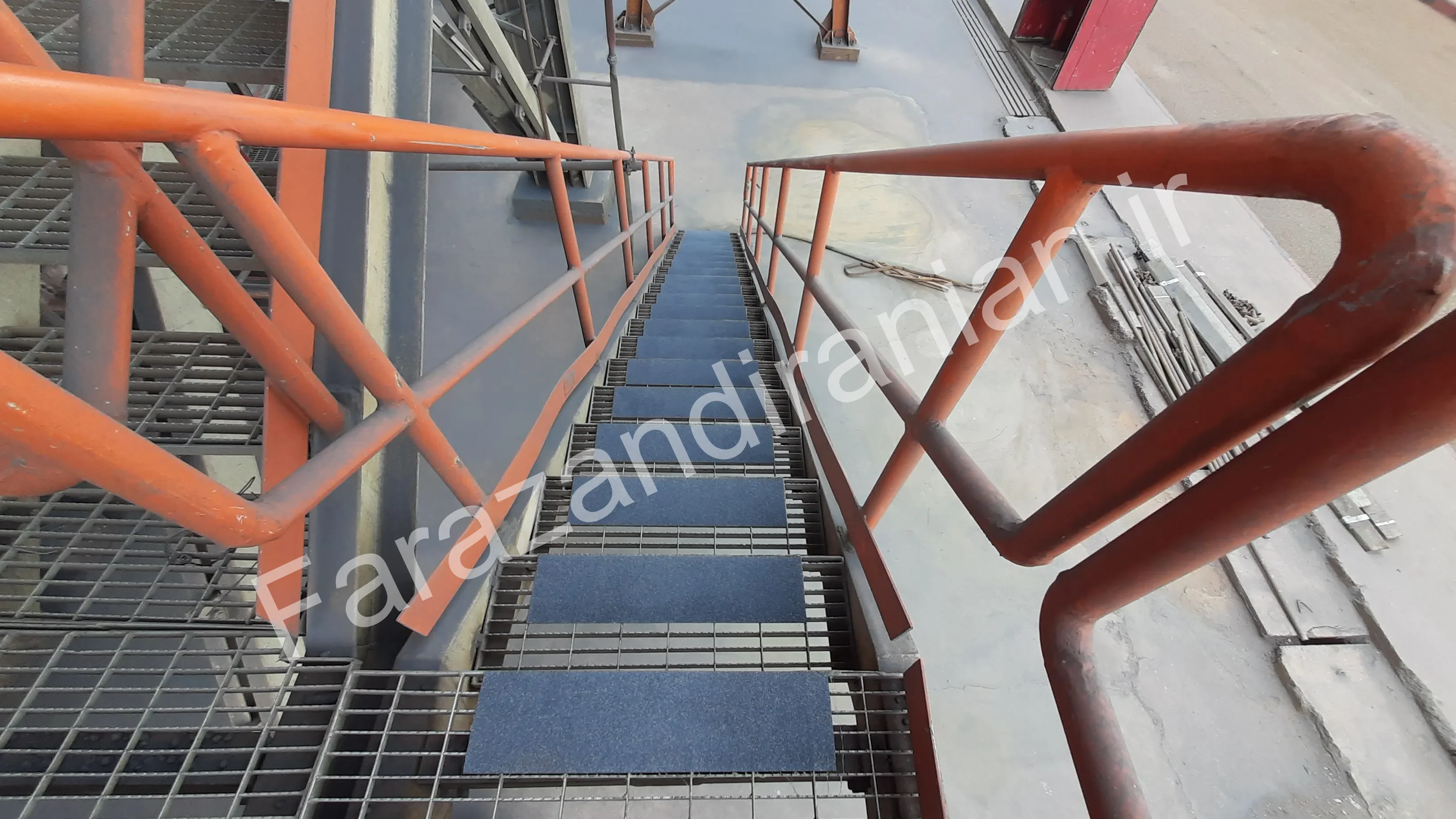 تصویر ۴۰ از اجرای نوار ضد لغزش در کارخانه فولاد بافت کرمان