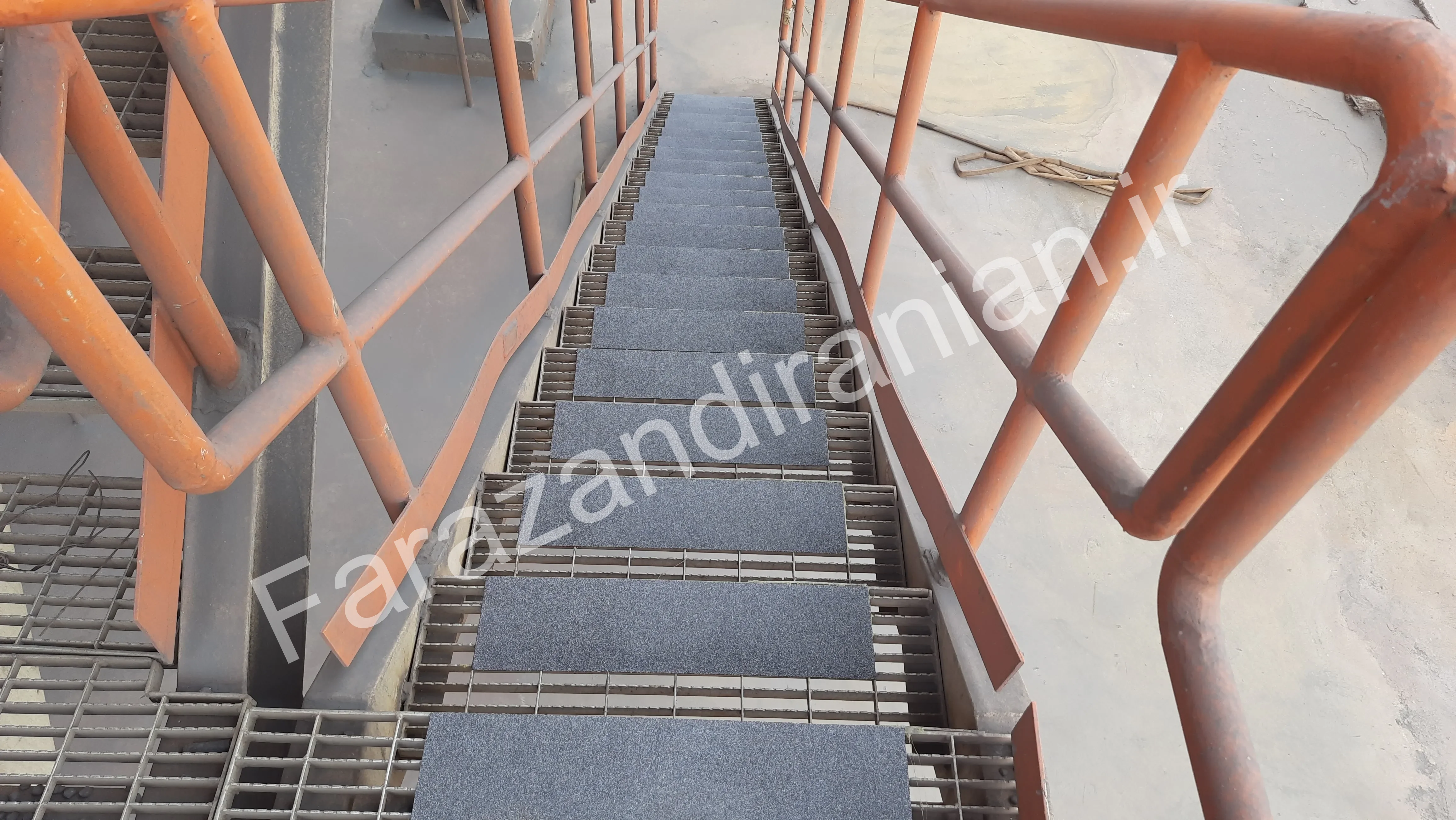 تصویر ۴۱ از اجرای نوار ضد لغزش در کارخانه فولاد بافت کرمان