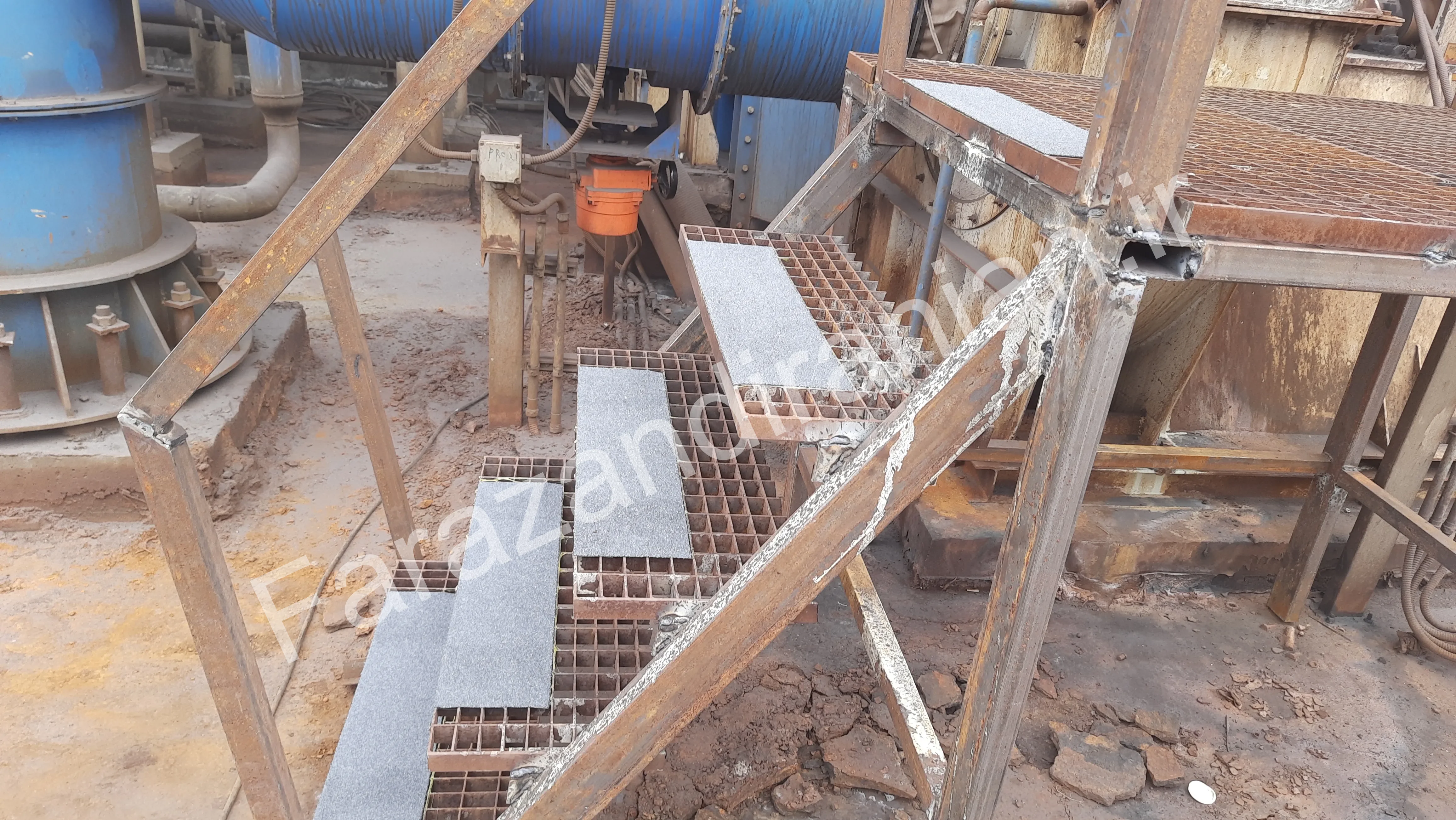 تصویر ۴۲ از اجرای نوار ضد لغزش در کارخانه فولاد بافت کرمان