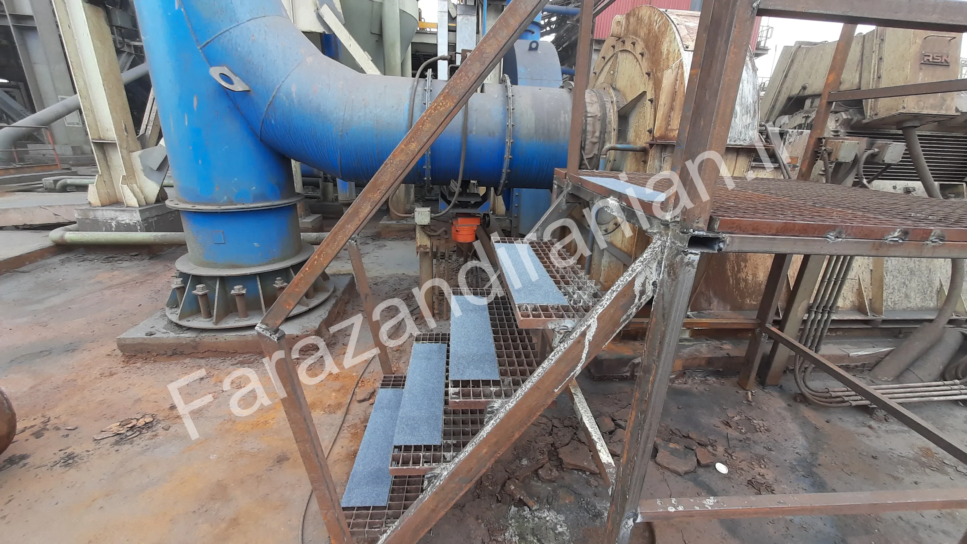 تصویر ۴۳ از اجرای نوار ضد لغزش در کارخانه فولاد بافت کرمان