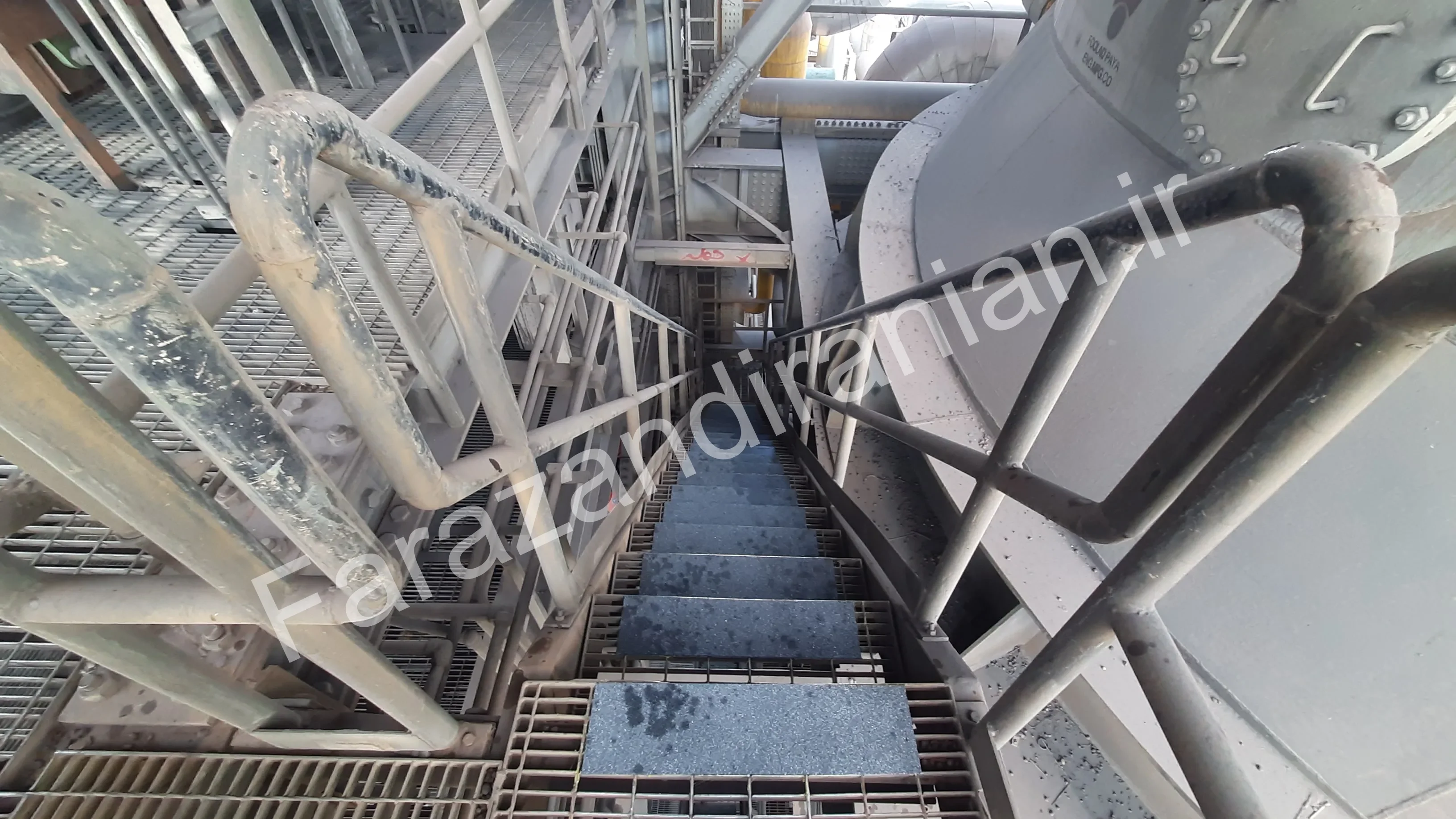 تصویر ۴۵ از اجرای نوار ضد لغزش در کارخانه فولاد بافت کرمان