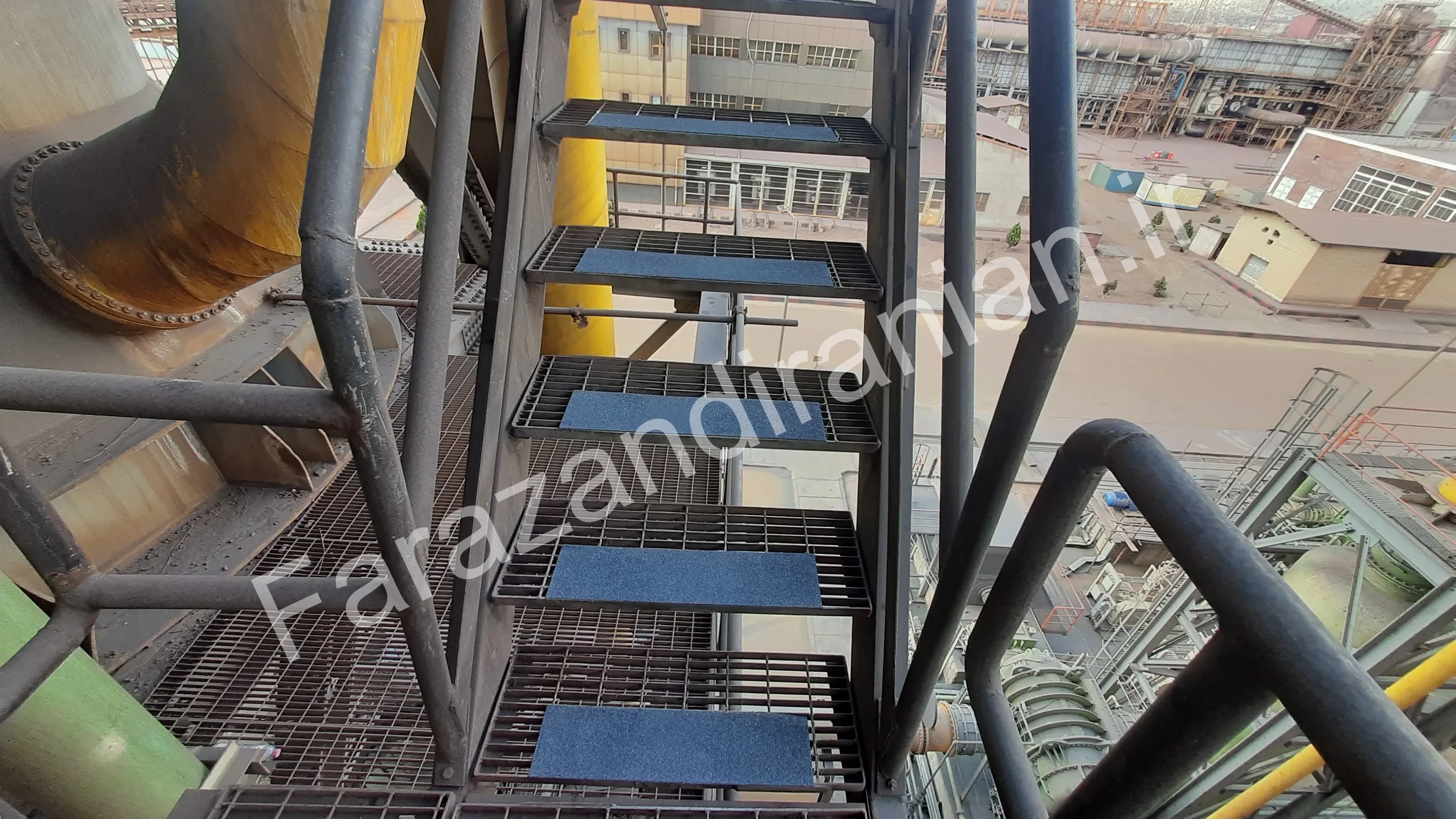 تصویر ۴۶ از اجرای نوار ضد لغزش در کارخانه فولاد بافت کرمان