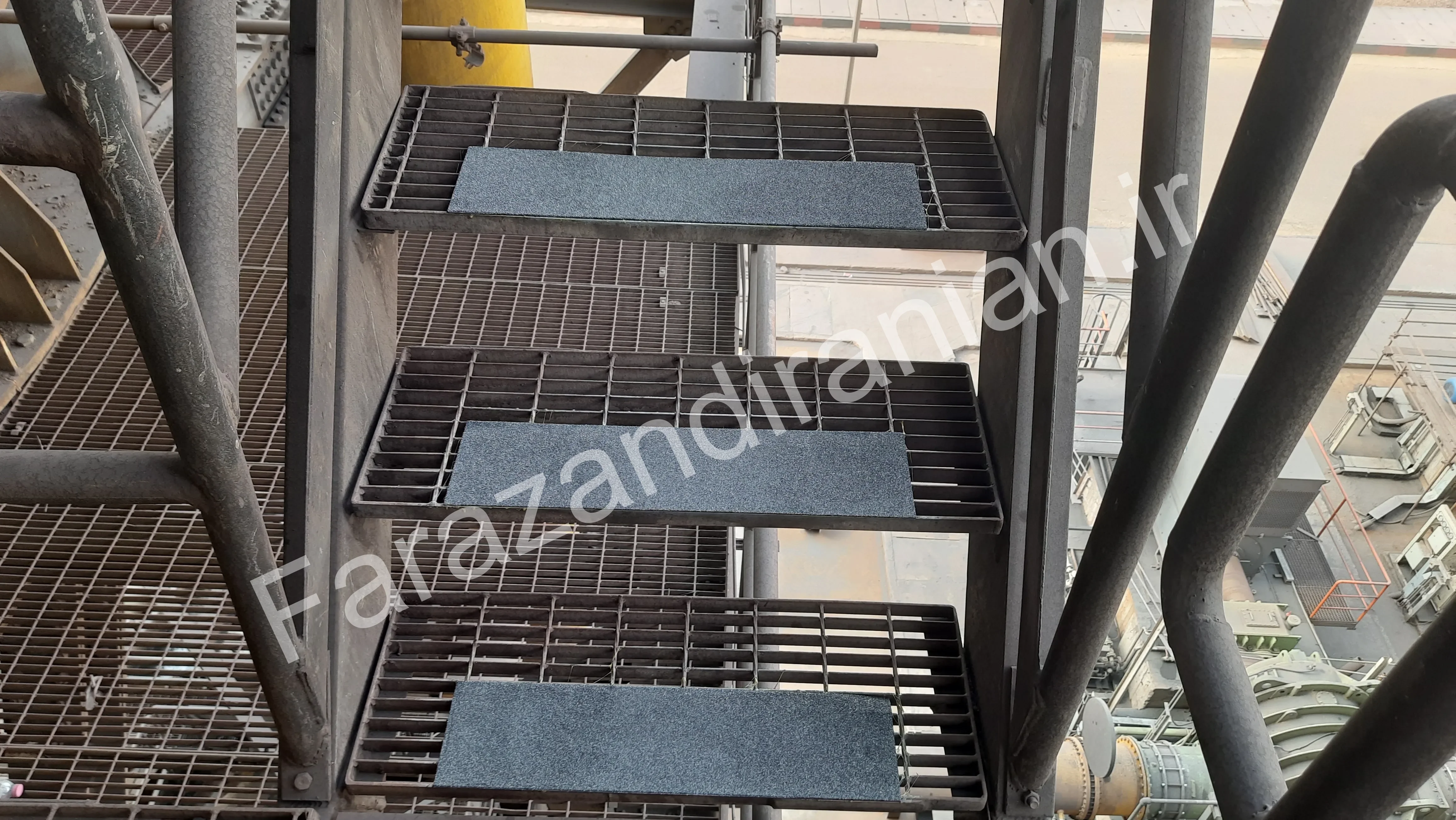 تصویر ۴۷ از اجرای نوار ضد لغزش در کارخانه فولاد بافت کرمان