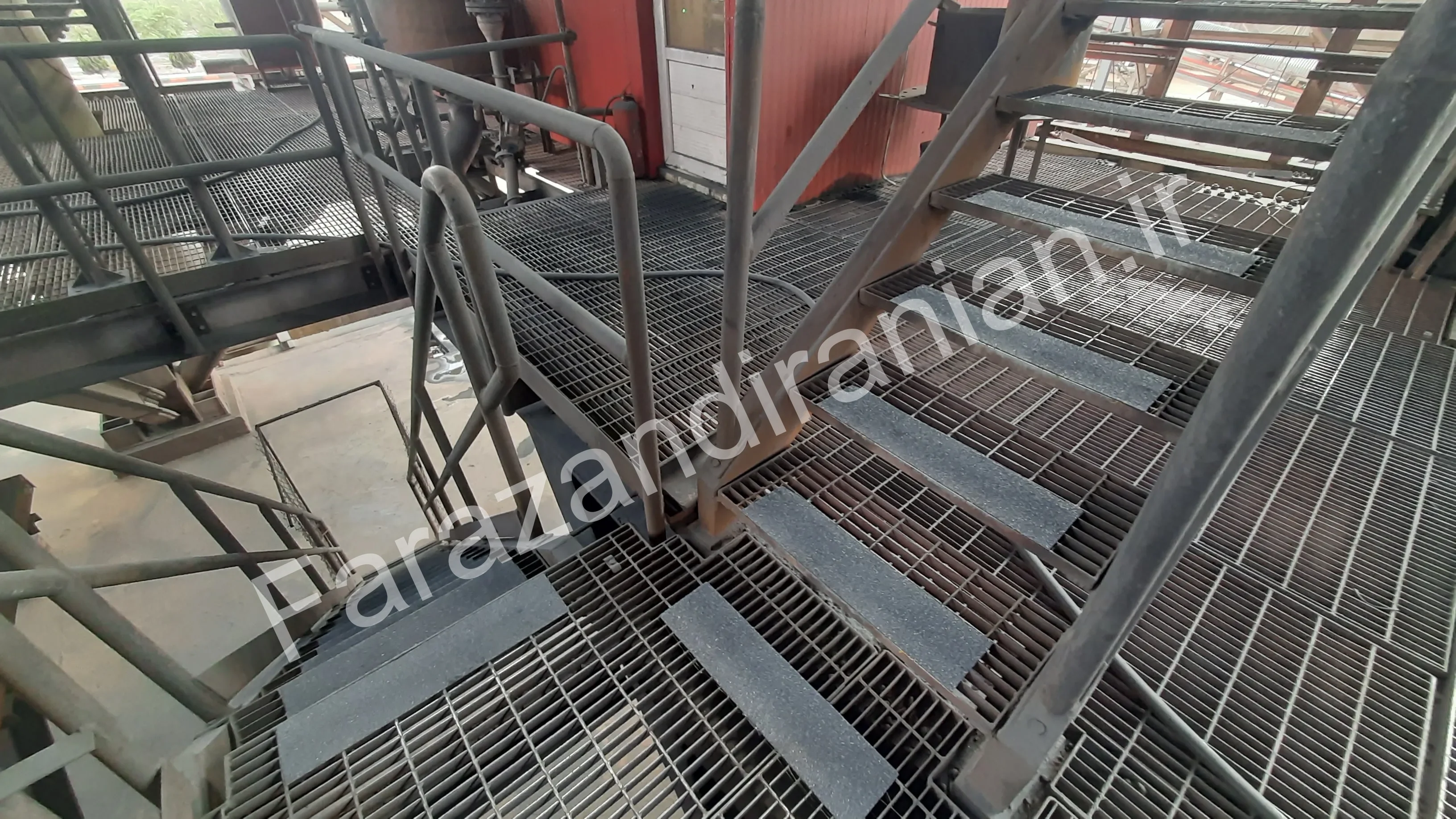 تصویر ۴۸ از اجرای نوار ضد لغزش در کارخانه فولاد بافت کرمان