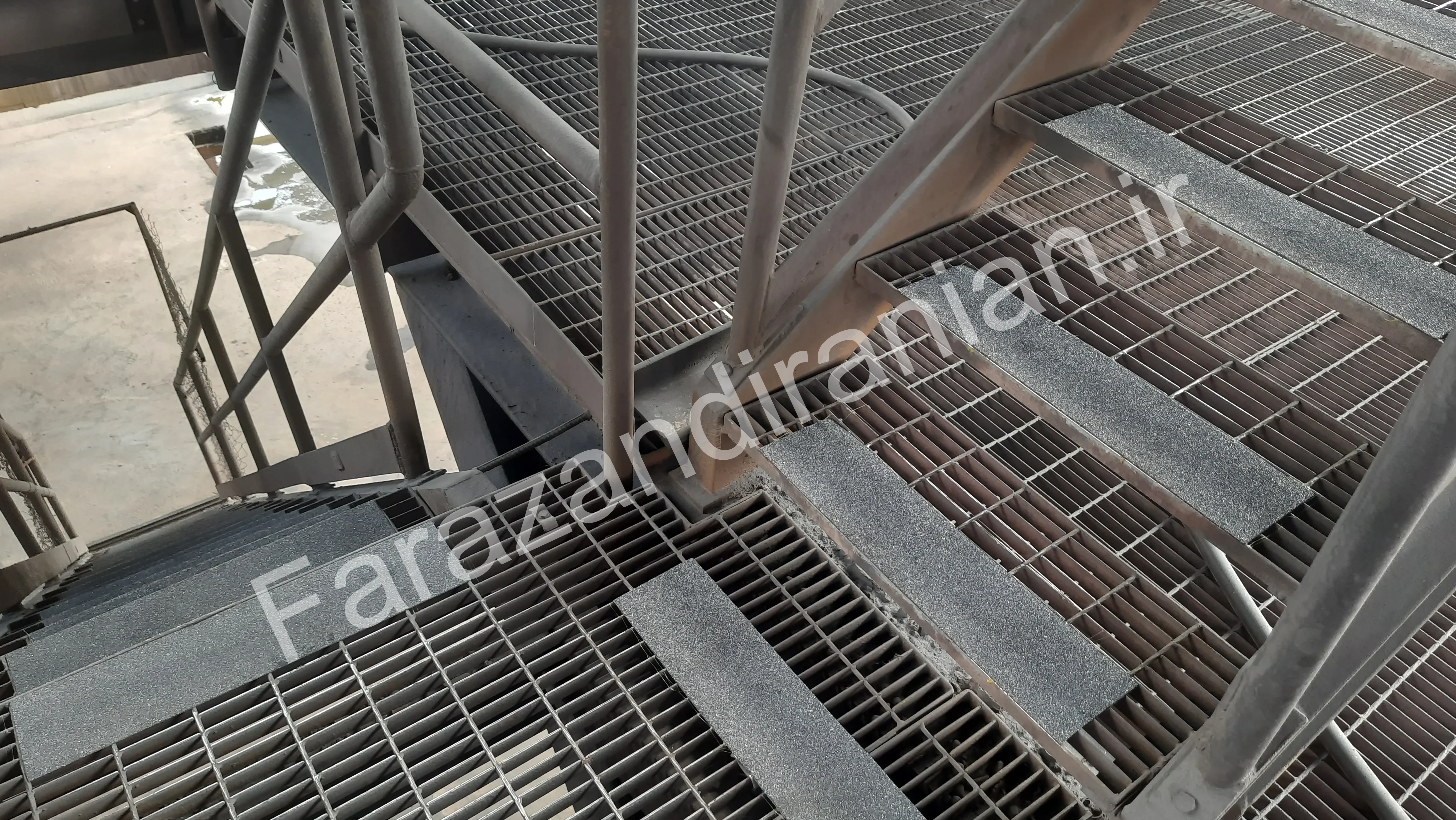 تصویر ۴۹ از اجرای نوار ضد لغزش در کارخانه فولاد بافت کرمان