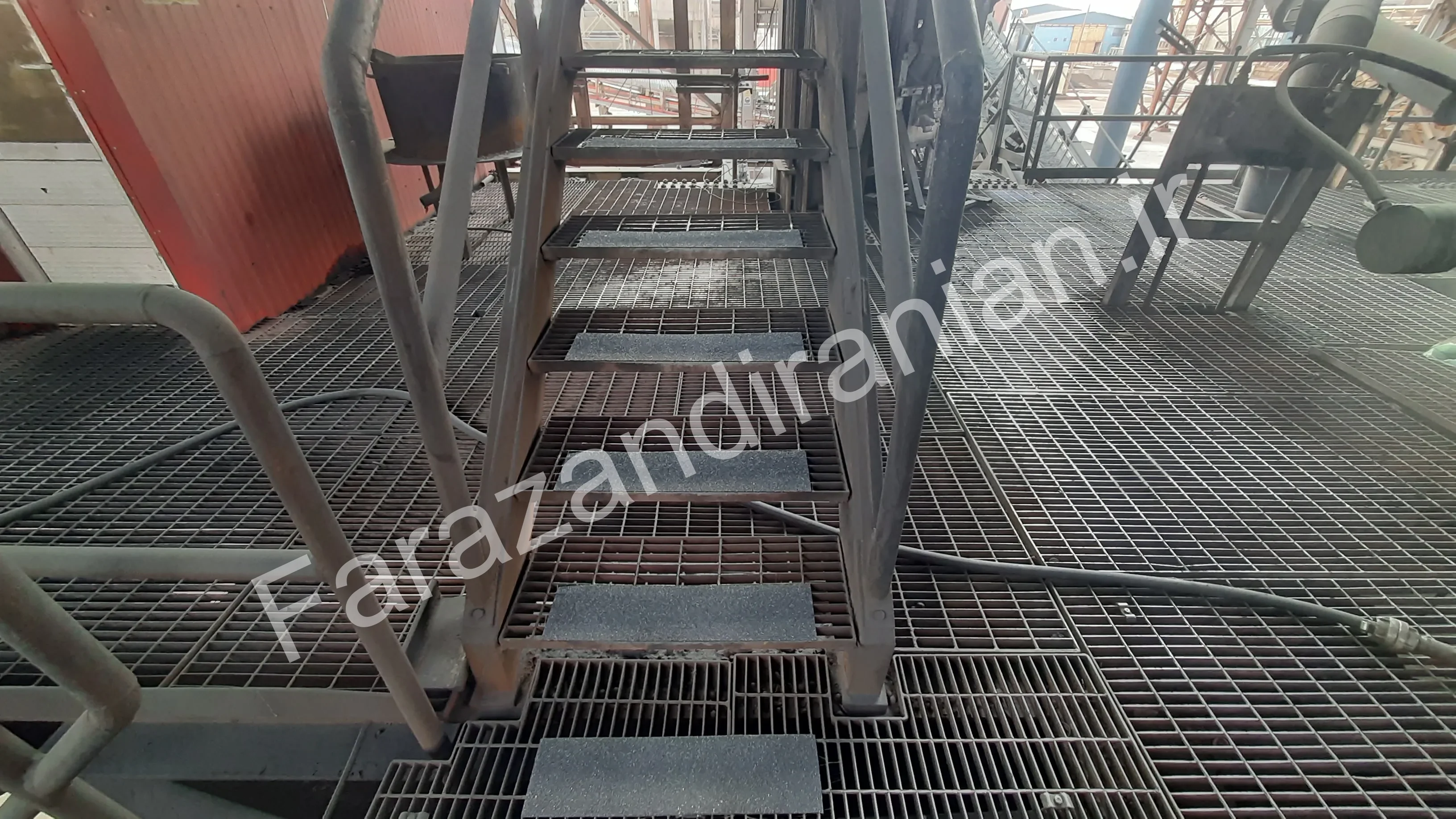 تصویر ۵۰ از اجرای نوار ضد لغزش در کارخانه فولاد بافت کرمان