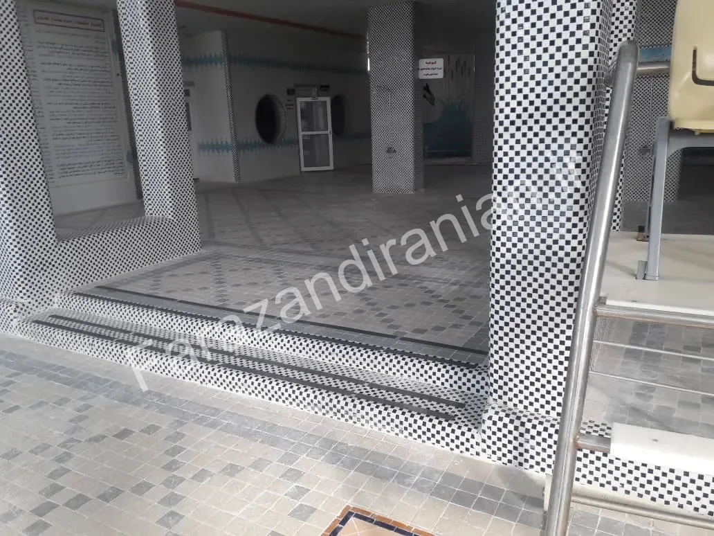 تصویر ۳ از اجرای نوار ضد لغزش در استخر دانشگاه آزاد بیرجند